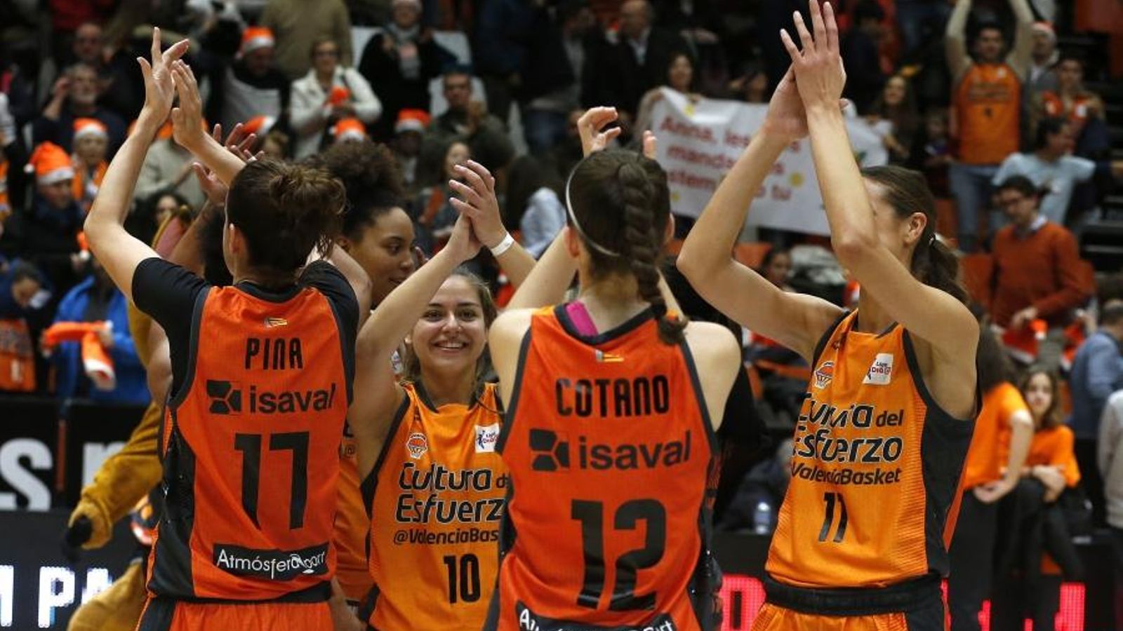 Les jugadores del València Basket celebren el triomf | Miguel Ángel Polo Les jugadores del València Basket celebren el triomf | Miguel Ángel Polo
