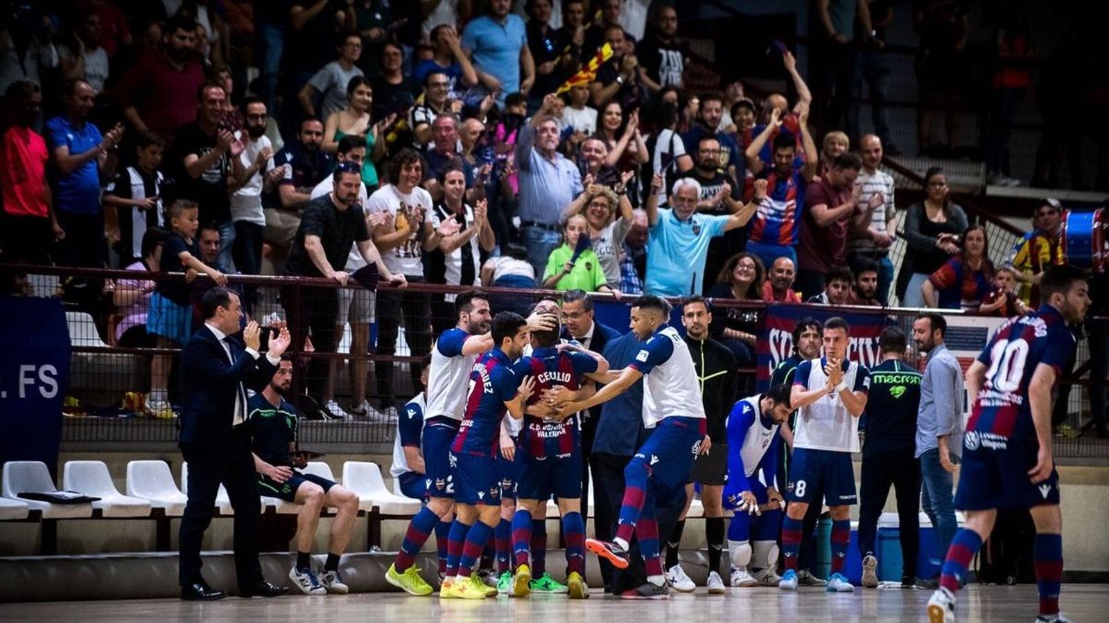 El Llevant celebrant un dels gols de l'equip