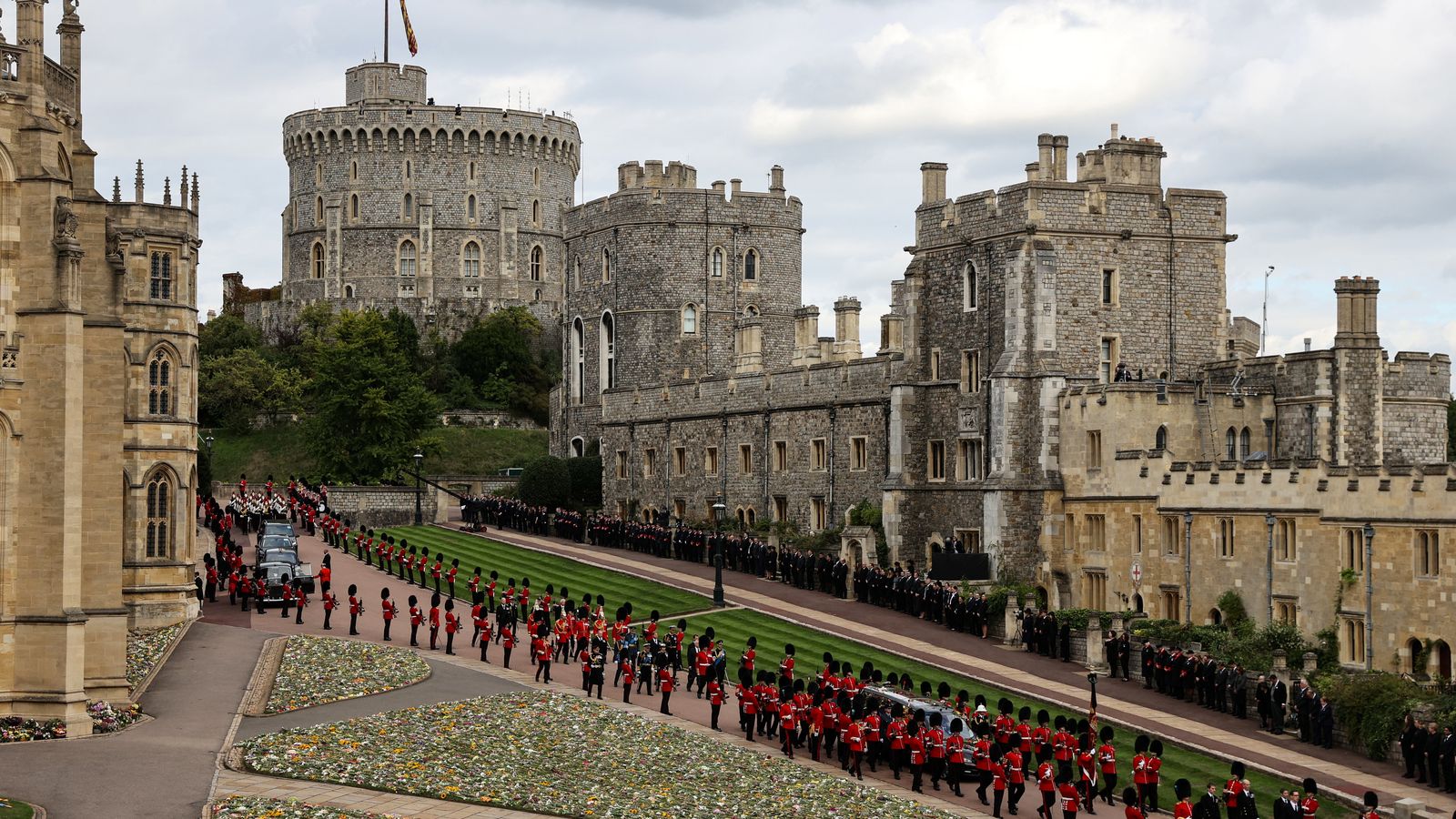 El ferètre amb les restes d'Isabel II arribant al castell de Windsor, on serà soterrada