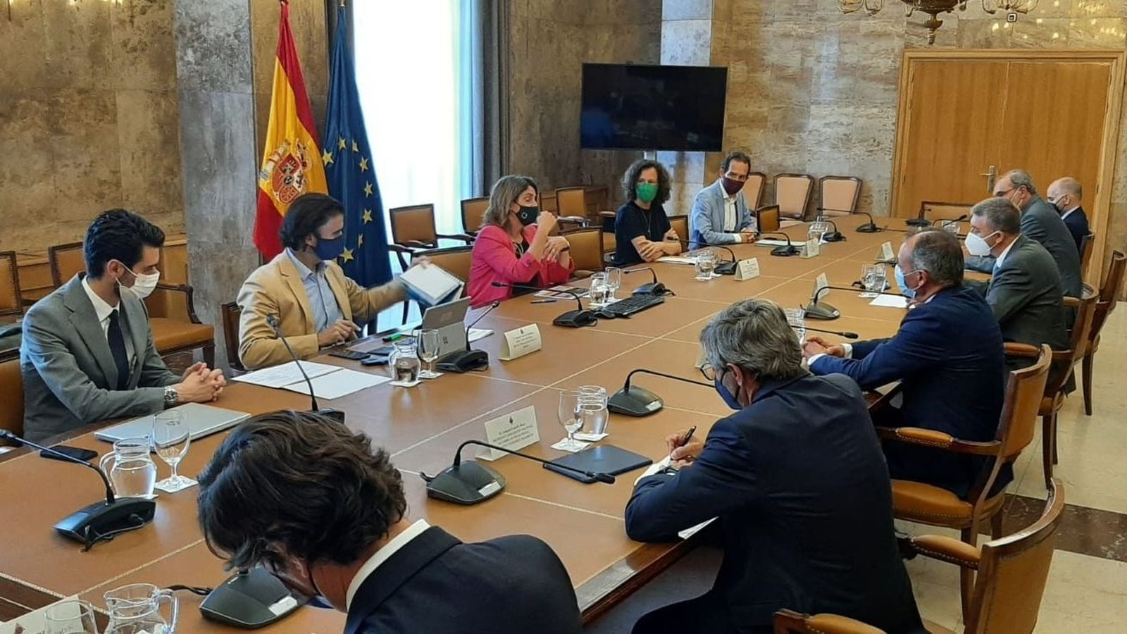 Imatge d'arxiu de representants del sector ceràmic amb la ministra Teresa Ribera