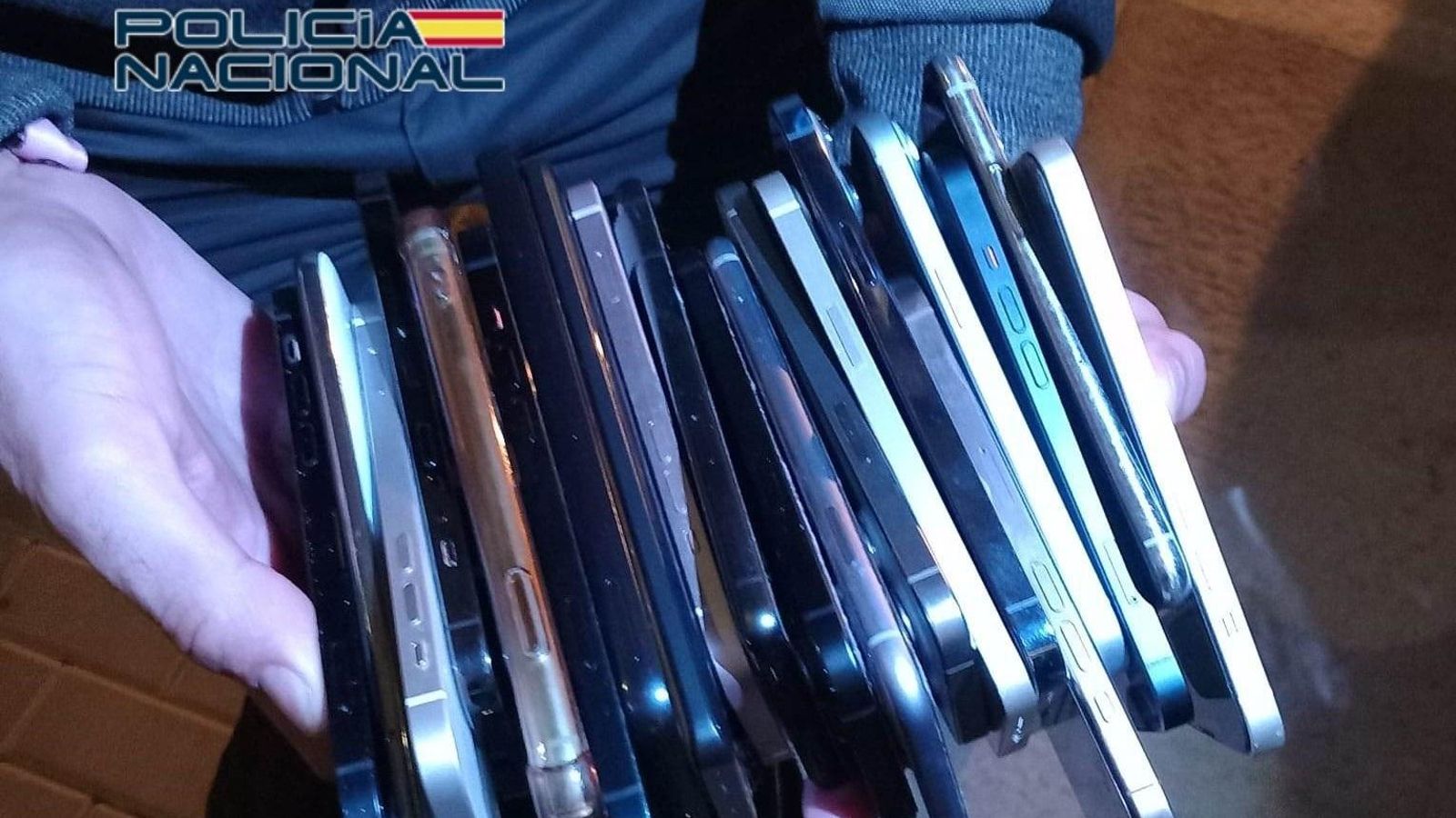 Alguns dels telèfons mòbils que ha recuperat la Policia durant l'operatiu