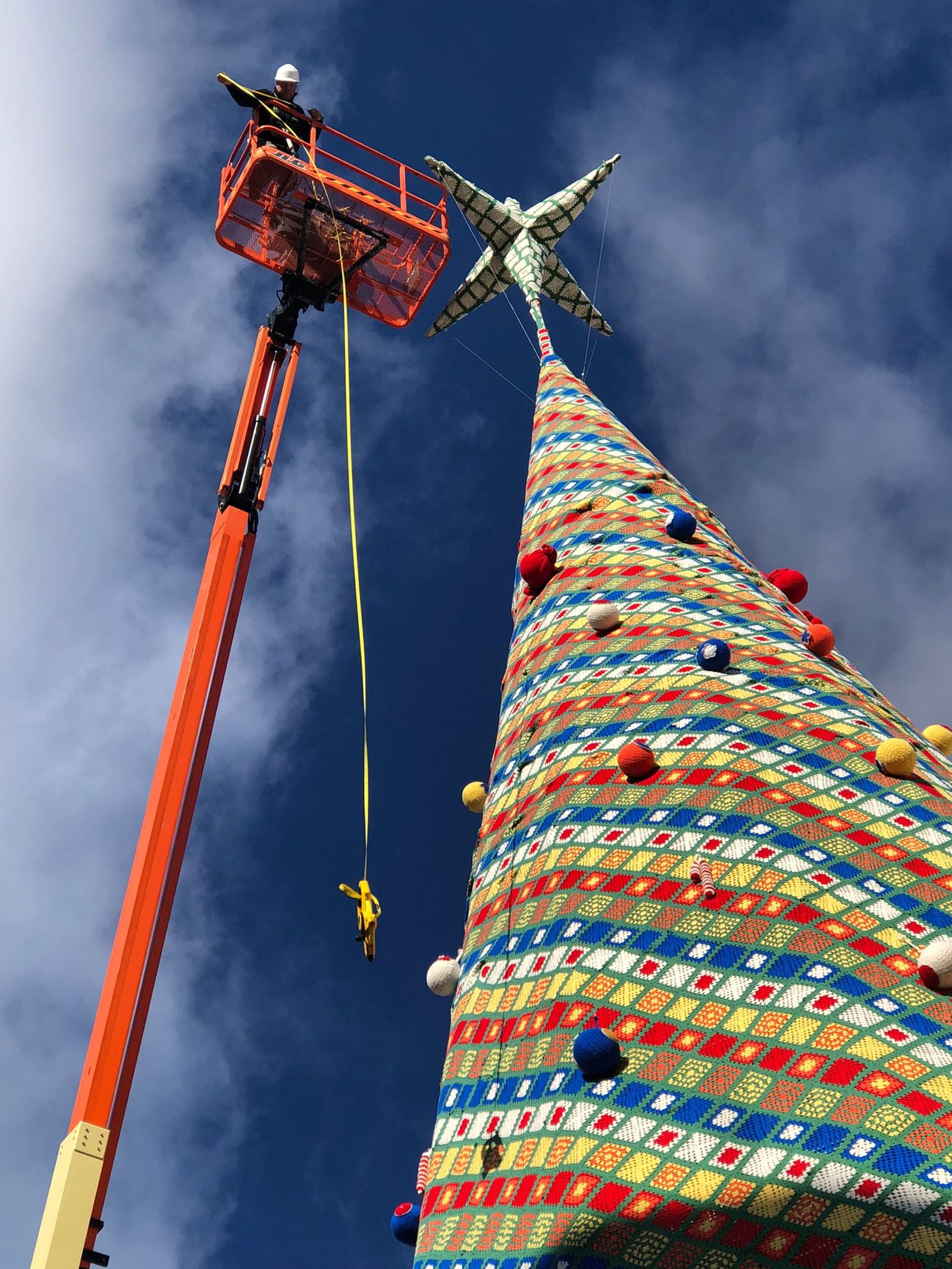 L’arbre de Nadal de punt de ganxo instal·lat a la plaça de l'Ajuntament de Vilamarxant