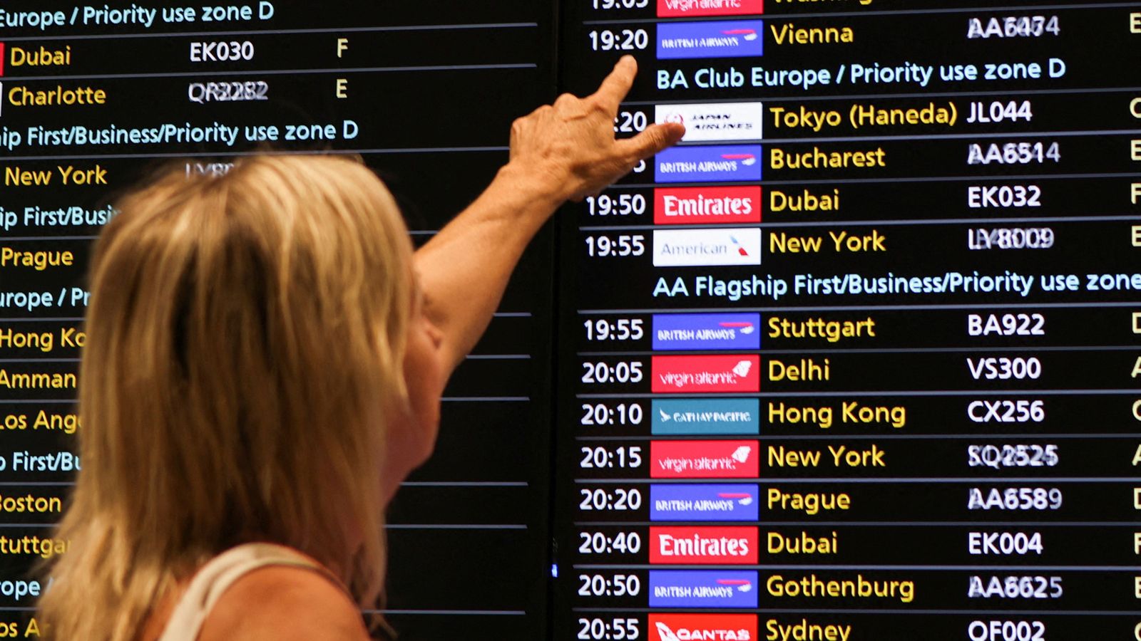 Una dona consulta l'estat dels vols a l'aeroport de Heathrow, a Londres