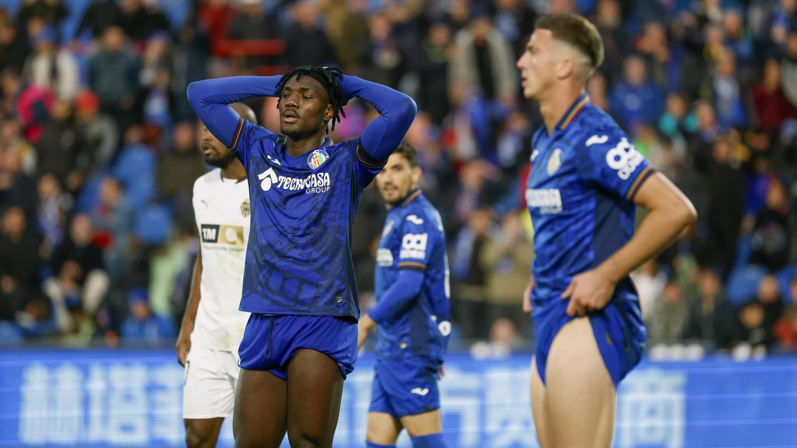 Els jugadors del Getafe es lamenten després d'una acció errada