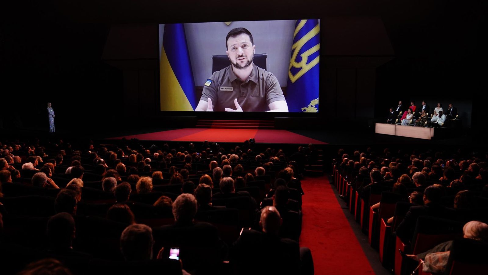 El president ucrainés, Volodímir Zelenksi, es diregeix al sector del cine al 75 festival de Cannes El president ucrainés, Volodímir Zelenksi, es diregeix al sector del cine al 75 festival de Cannes