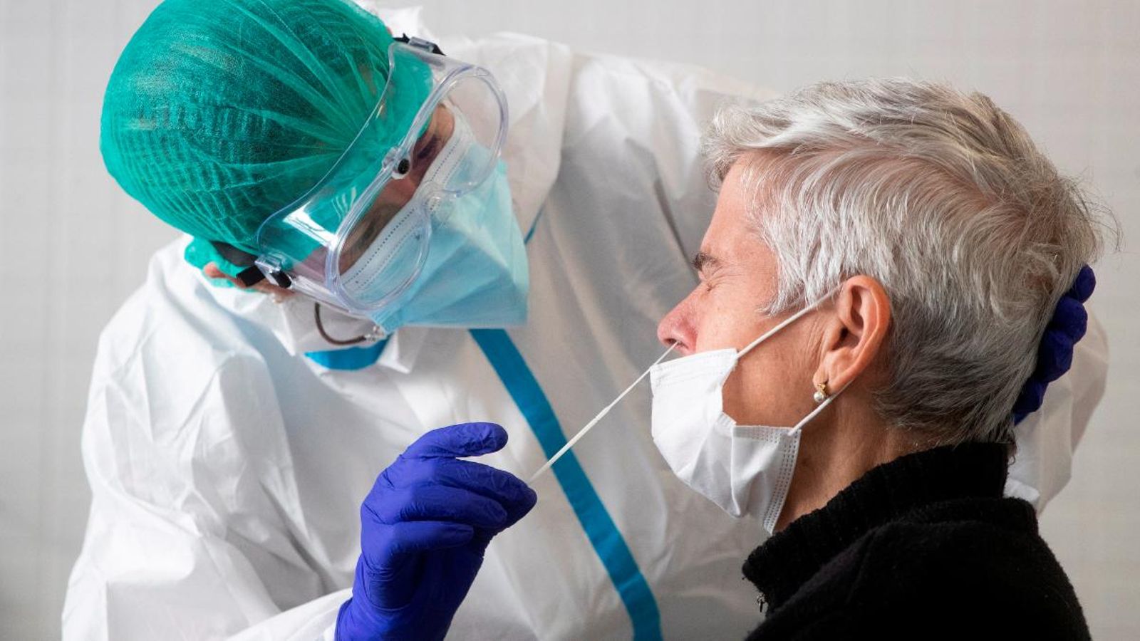 Una sanitària realitza una prova d'antígens