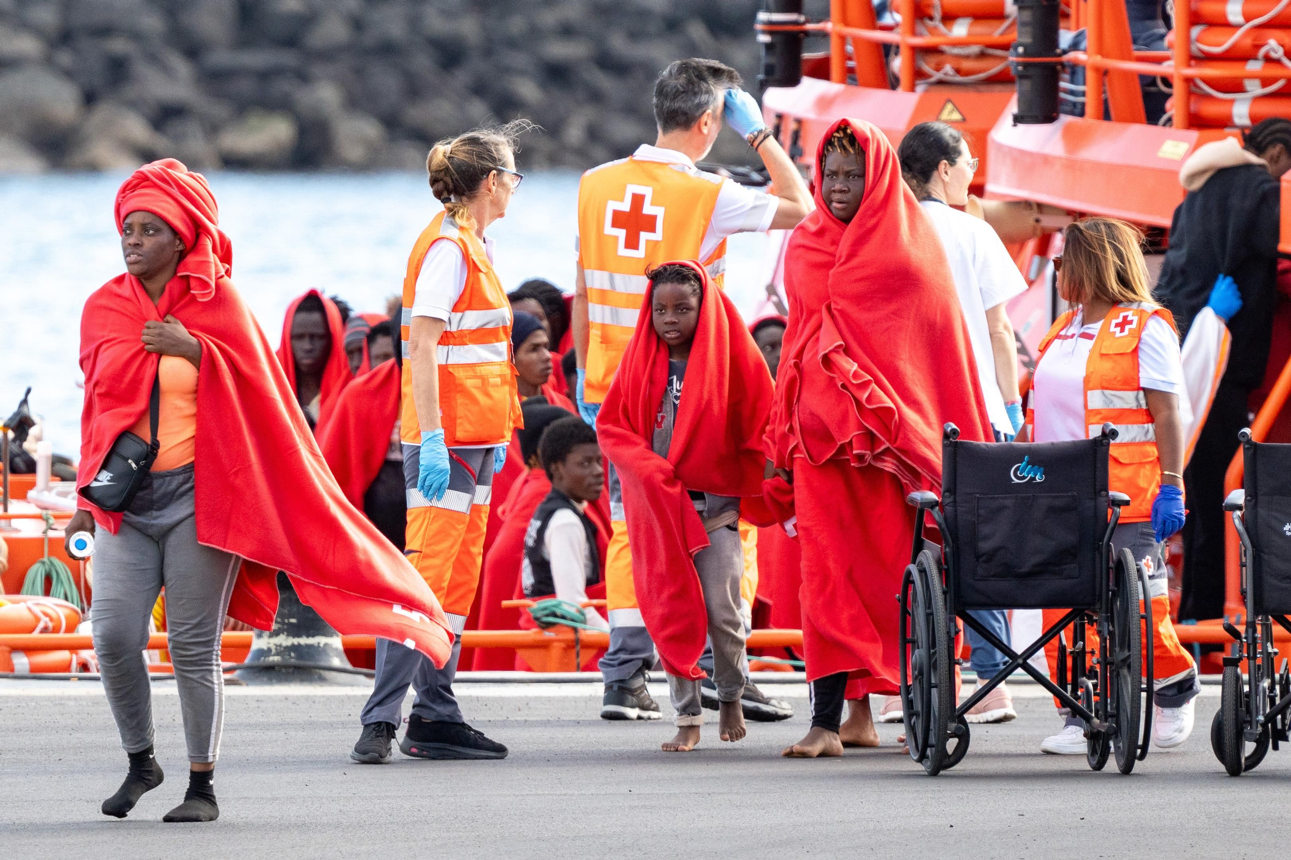 Els equips d'emergència atenen els migrants arribats en una pastera a Lanzarote, Canàries Els equips d'emergència atenen els immigrants arribats en una pastera a Lanzarote, Canàries