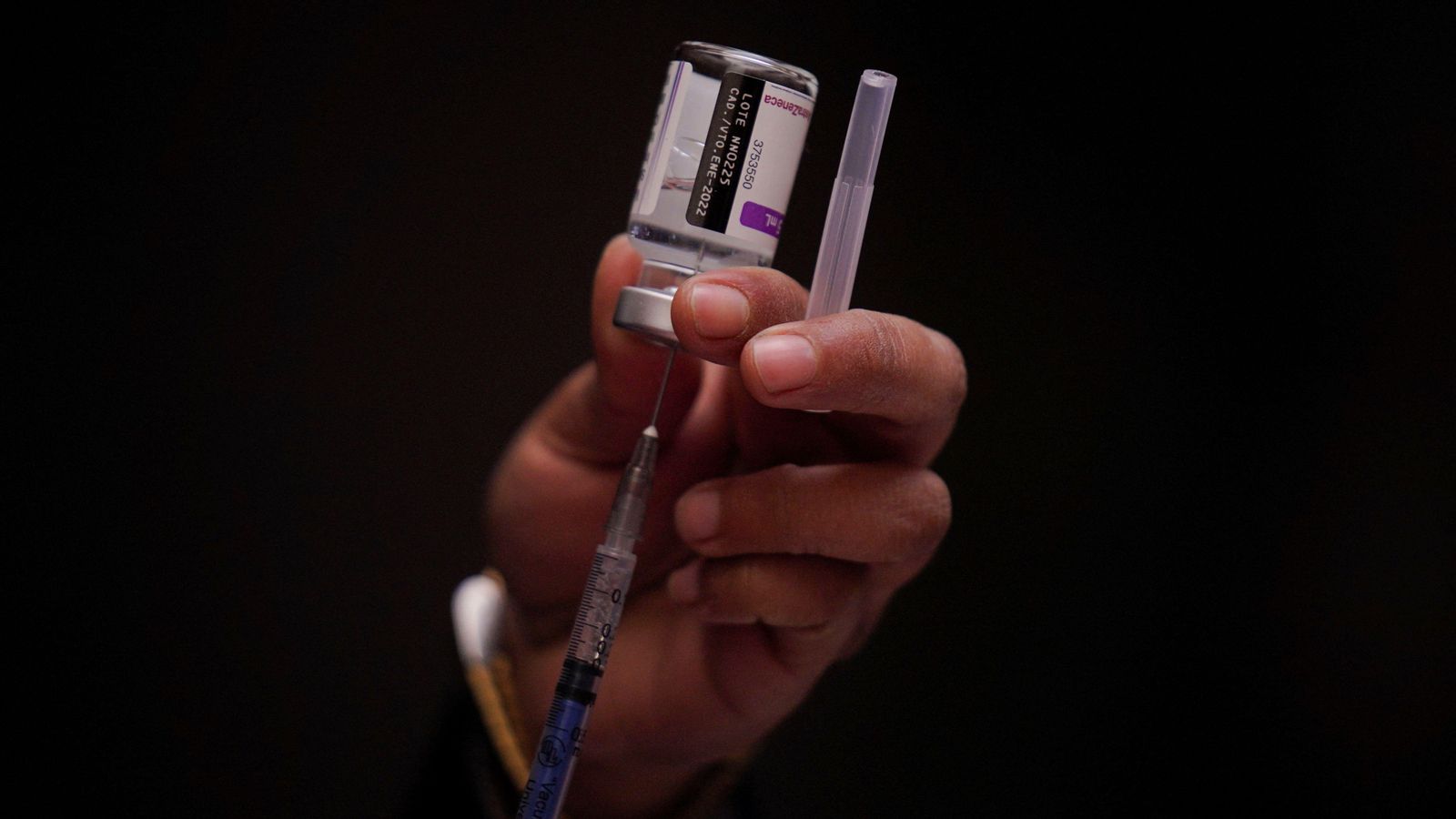 Un sanitari extrau una dosi de la vacuna d'AstraZeneca, la única que no té el component al qual és alèrgic Pablo Blanco