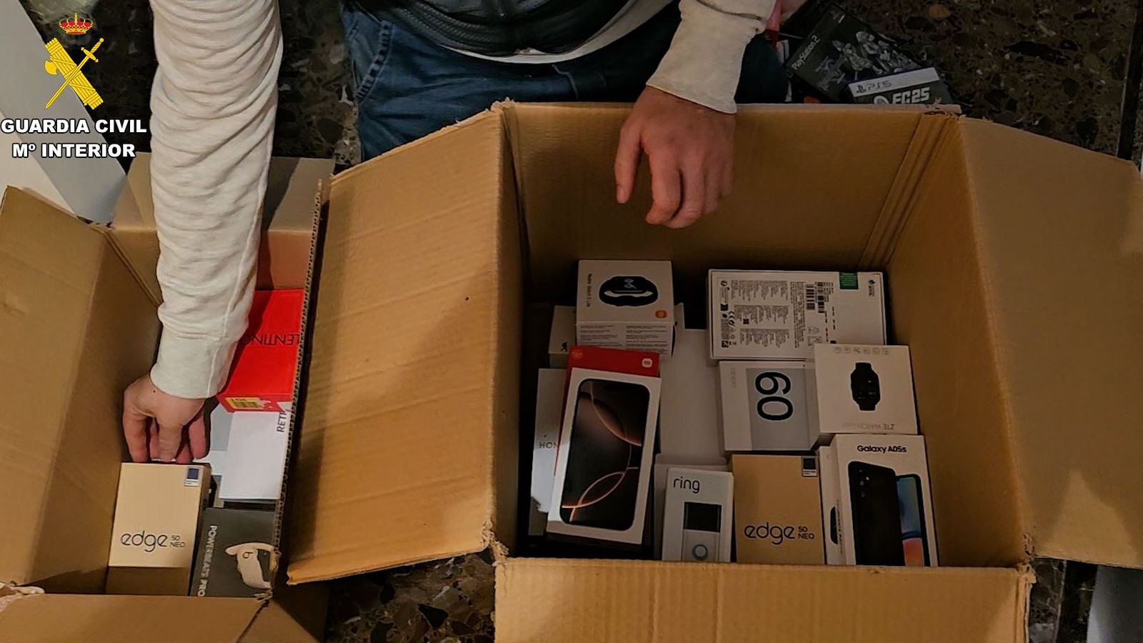 Telèfons mòbils que l'arrestada havia robat presumptament de l'empresa de paqueteria