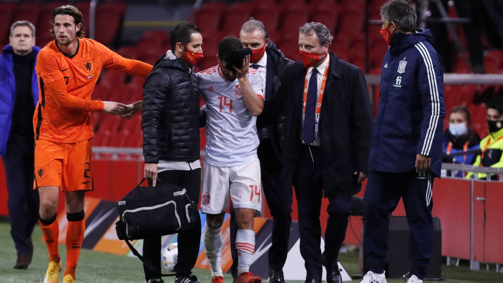 El jugador del València José Luis Gayà es retira en el partit amistós entre Espanya i els Països Baixos