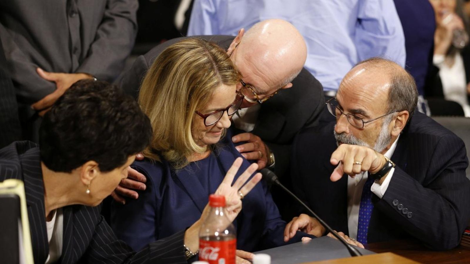Christine Blasey Ford i els seus advocats Michael Reynolds en el comité judicial del Senat