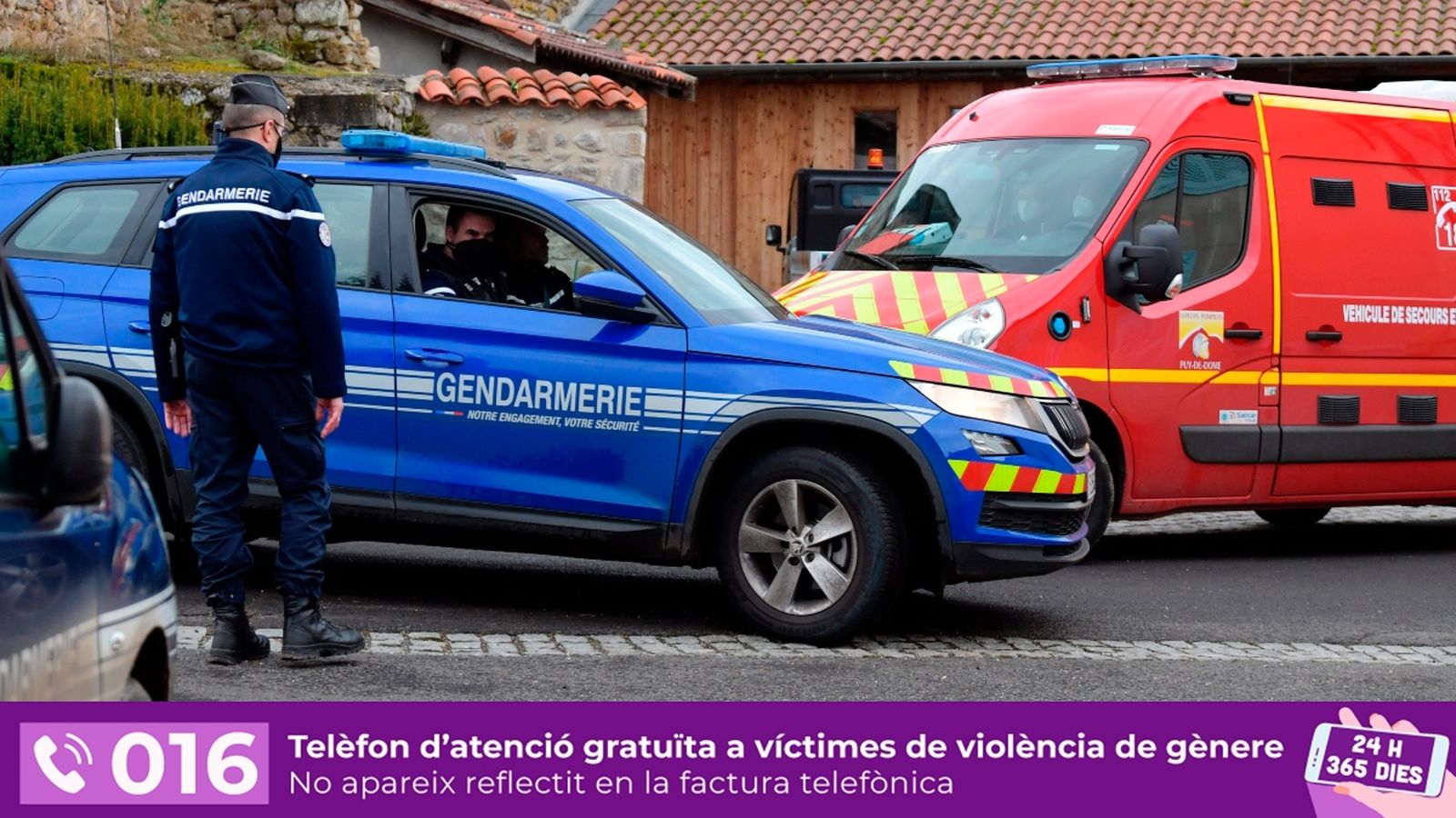 Els agents han acudit a socórrer a una dona, després que l'agressor li botara foc a la vivenda