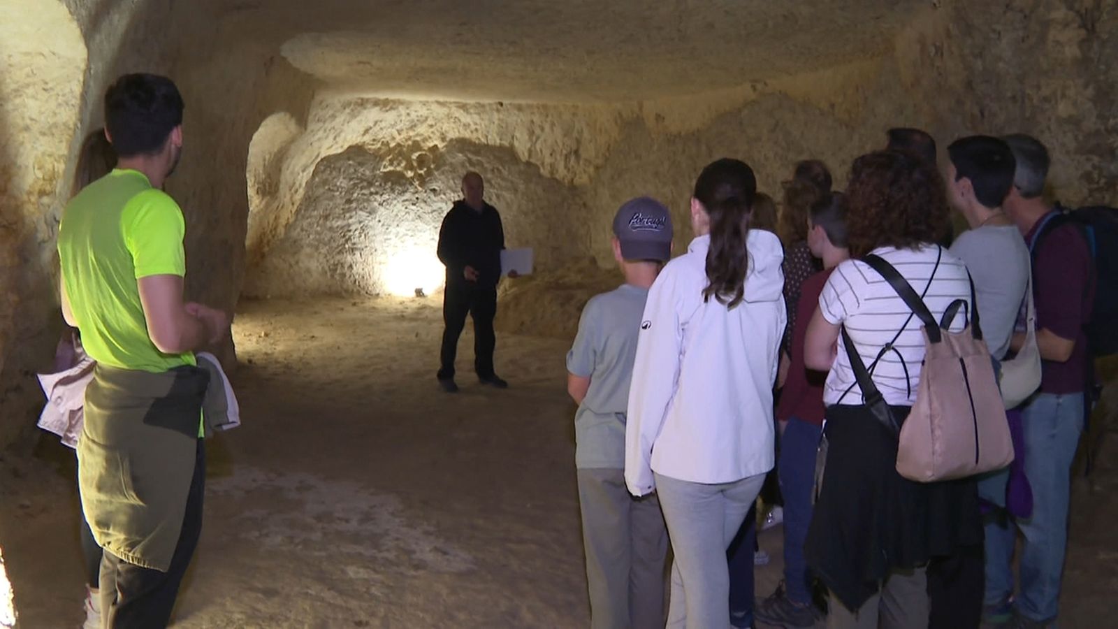 Imatge d'un guia i visitants al monestir rupestre de Bocairent