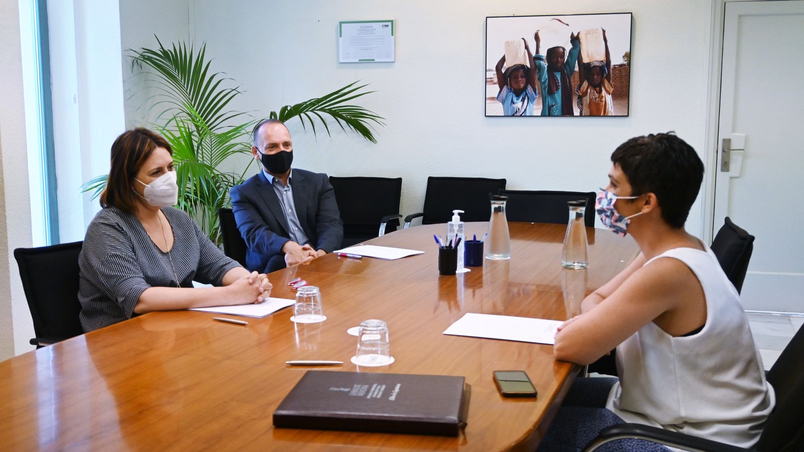 La consellera de Participació, Transparència, Cooperació i Qualitat Democràtica, Rosa Pérez Garijo, la directora de l'Institut de les Dones del Govern d'Espanya, María Antonia Morillas, i el vicepresident segon i conseller d'Habitatge i Arquitectura Bioclimàtica, Rubén Martínez Dalmau, durant la reunió