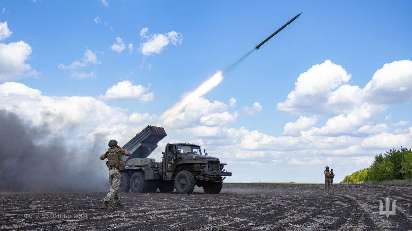 Soldats ucraïnesos disparen projectils contra l'exèrcit rus Soldats ucraïnesos disparen projectils contra l'exèrcit rus