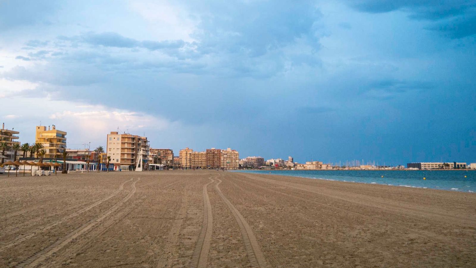 Gran Playa de Santa Pola, on s'ha prohibit al bany de manera preventiva, fins que es coneguen els resultats de la segona anàlisi