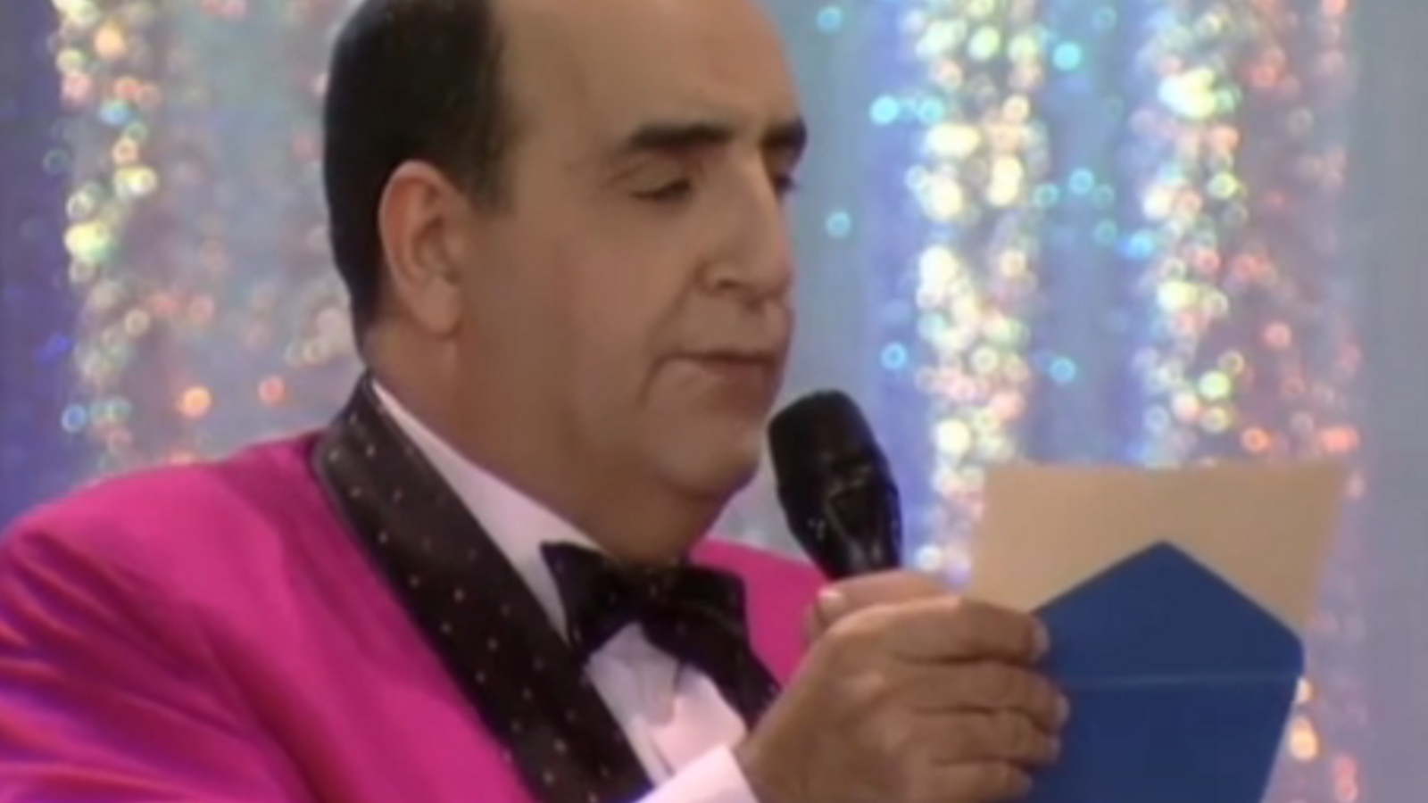 Joan Monleón llig la targeta d'Alfons