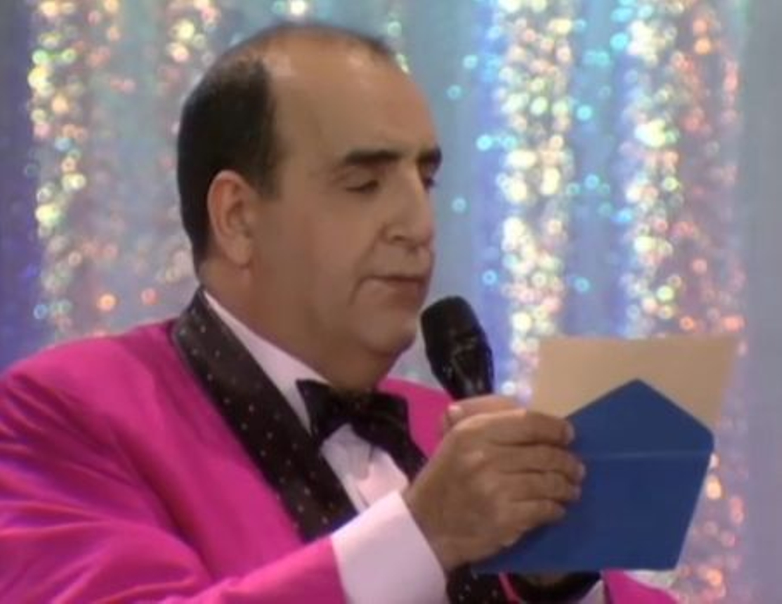 Joan Monleón llig la targeta d'Alfons