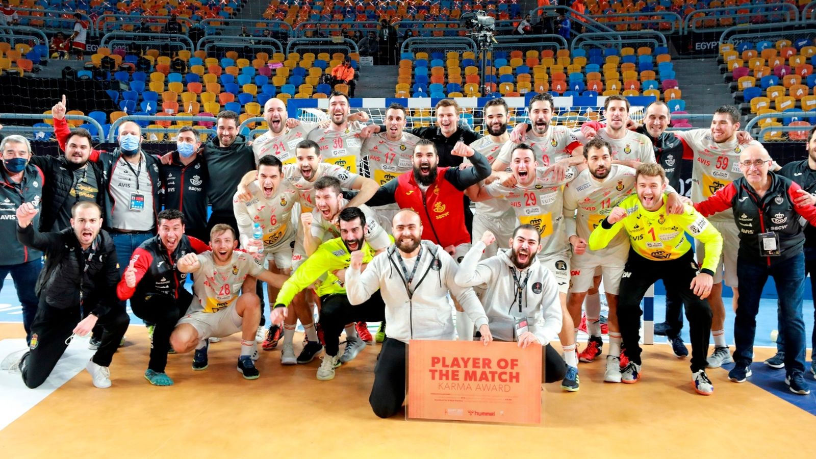 Els jugadors de la selecció espanyola d'handbol celebren el bronze aconseguit al Mundial