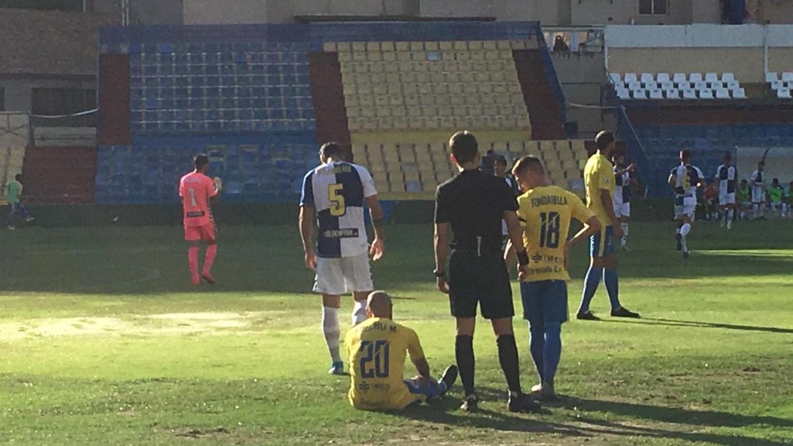 L'extrem de l'Oriola Chechu s'ha lesionat en el primer tram del partit.