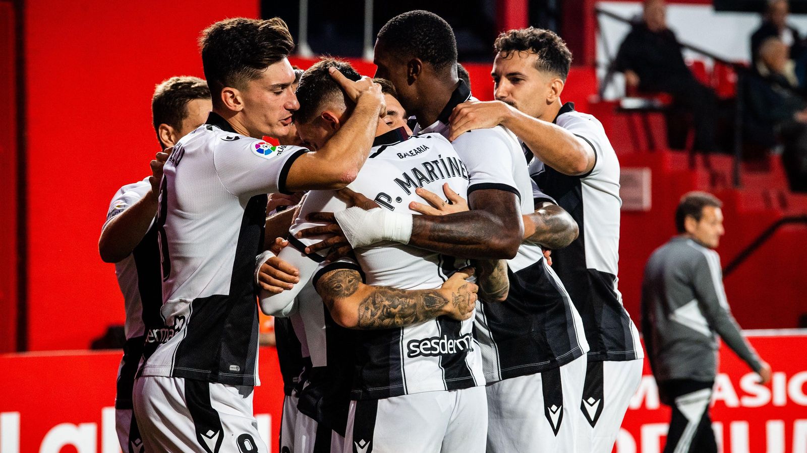 El Llevant celebra el gol al Mirandés El Llevant celebra el seu gol al Mirandés