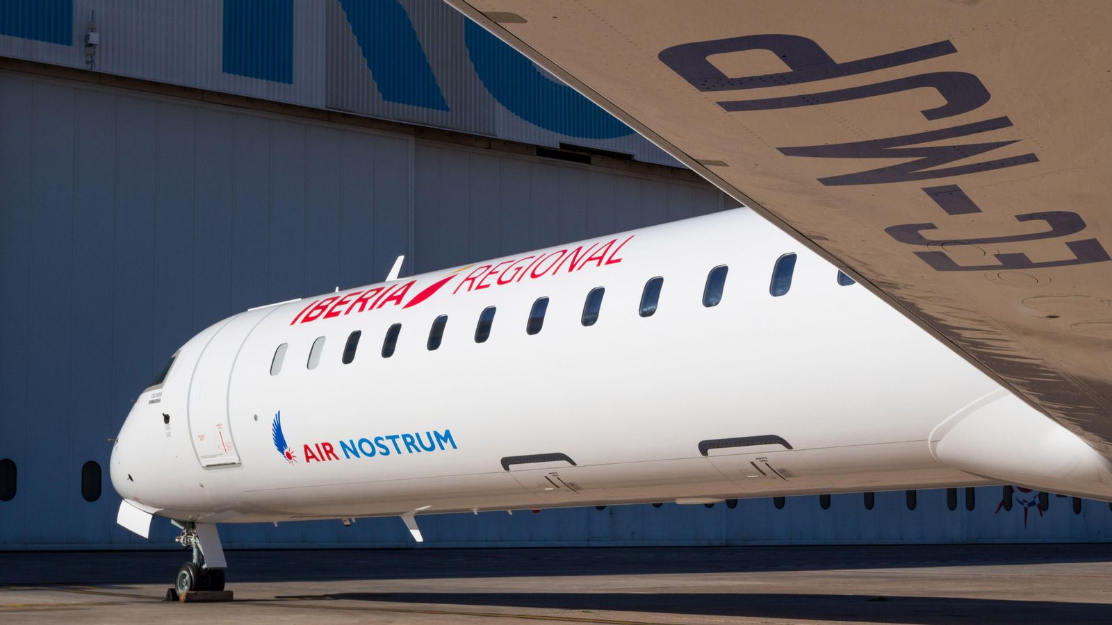 Una de les aeronaus d'Air Nostrum estacionada en un hangar, en una imatge d'arxiu