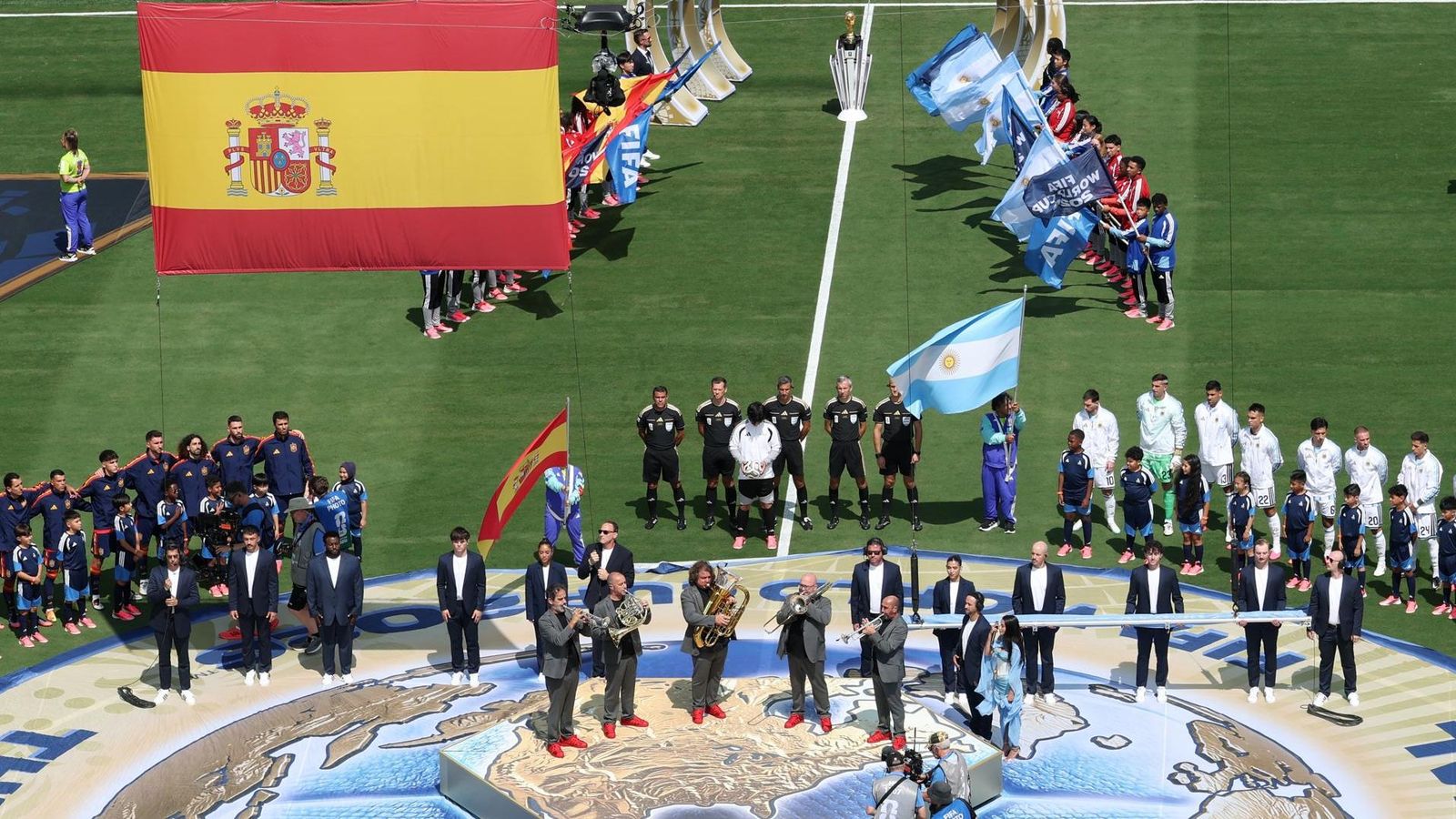 El quintet valencià Spanish Brass va interpretar l'himne d'Espanya abans de la final entre Espanya i Argentina