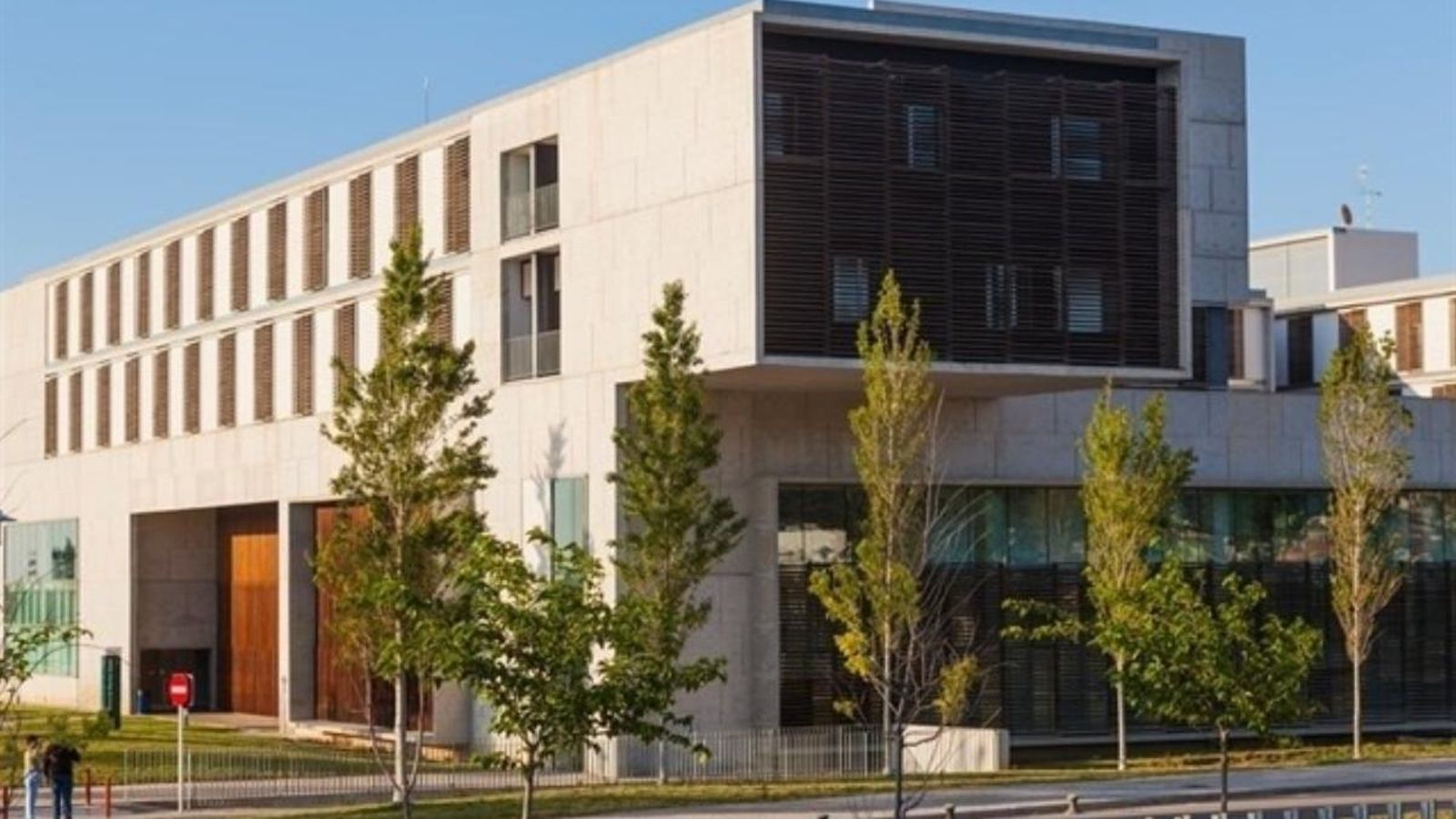 És un jove de 16 anys i està hospitalitzat a l'Hospital de Dénia amb policontusions