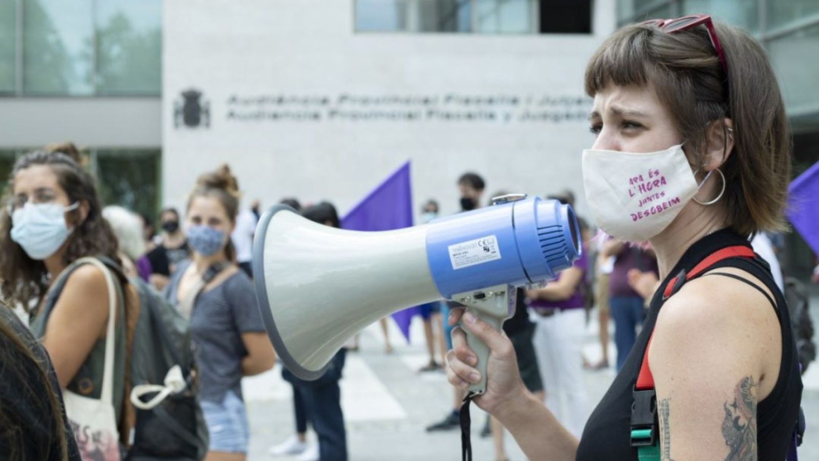 Concentració a les portes de la Ciutat de la Justícia del moviment feminista a l'octubre de 2020