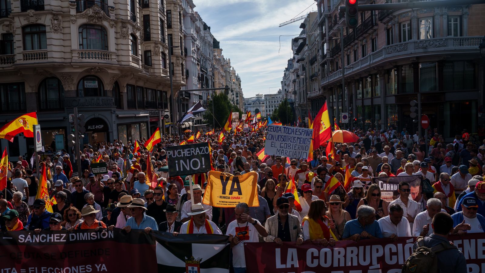 Milers de persones participen en la "Marxa per la Dignitat" en suport a Ceuta i contra el govern de Sánchez