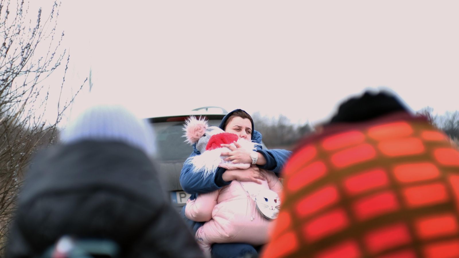 Una dona ucraïnesa abraça la seua filla mentre intenten fugir de la guerra