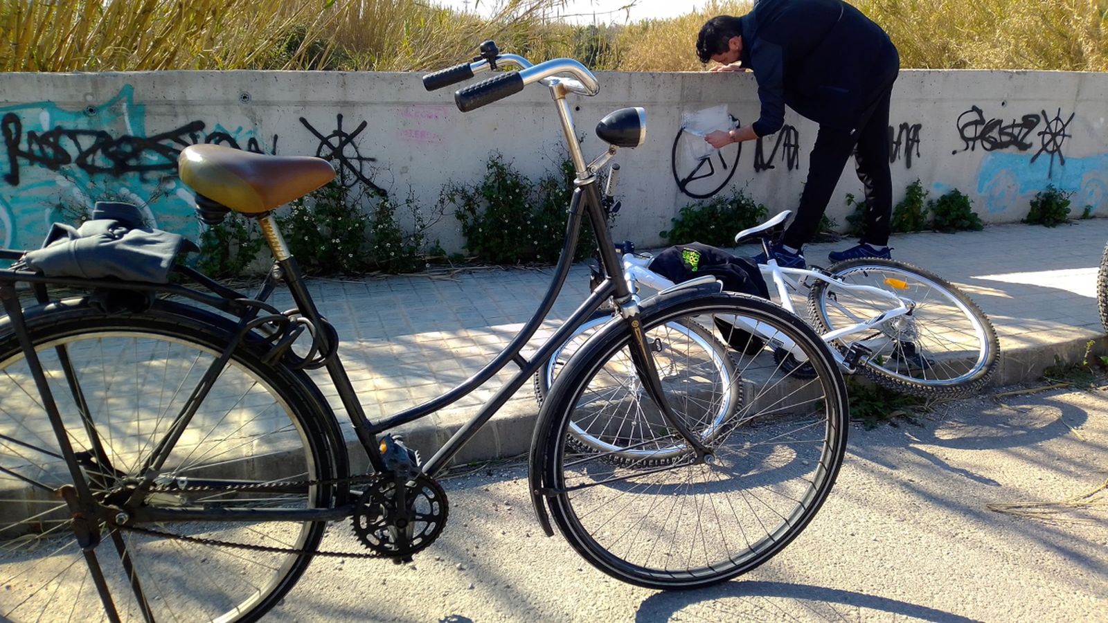 Una persona voluntària tapa una esvàstica en un mur