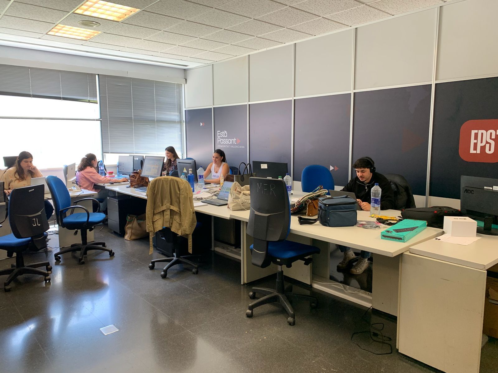 L'equip del programa preparant els contiguts