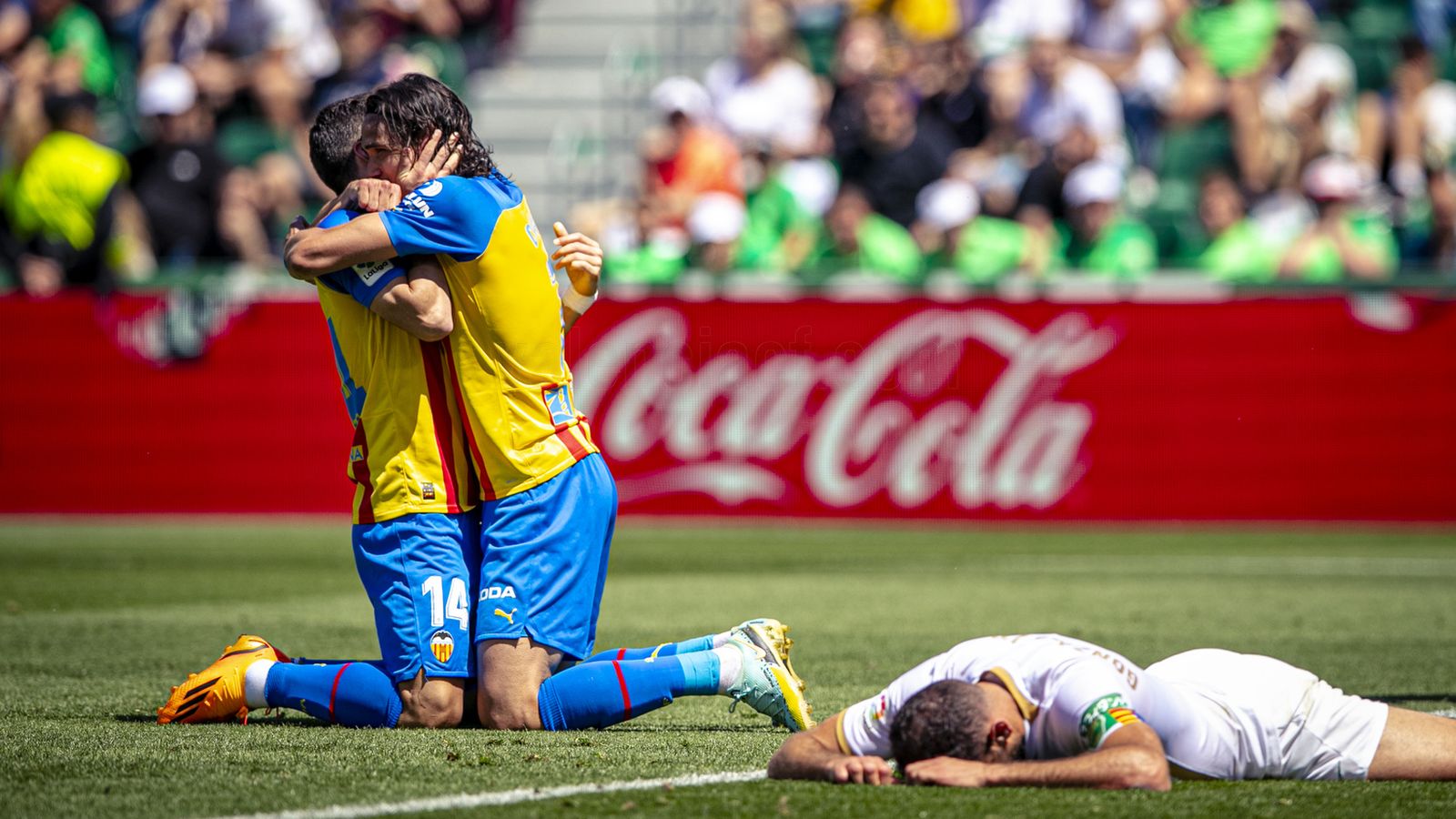 Gayà i Cavani s'abracen després del segon gol del València
