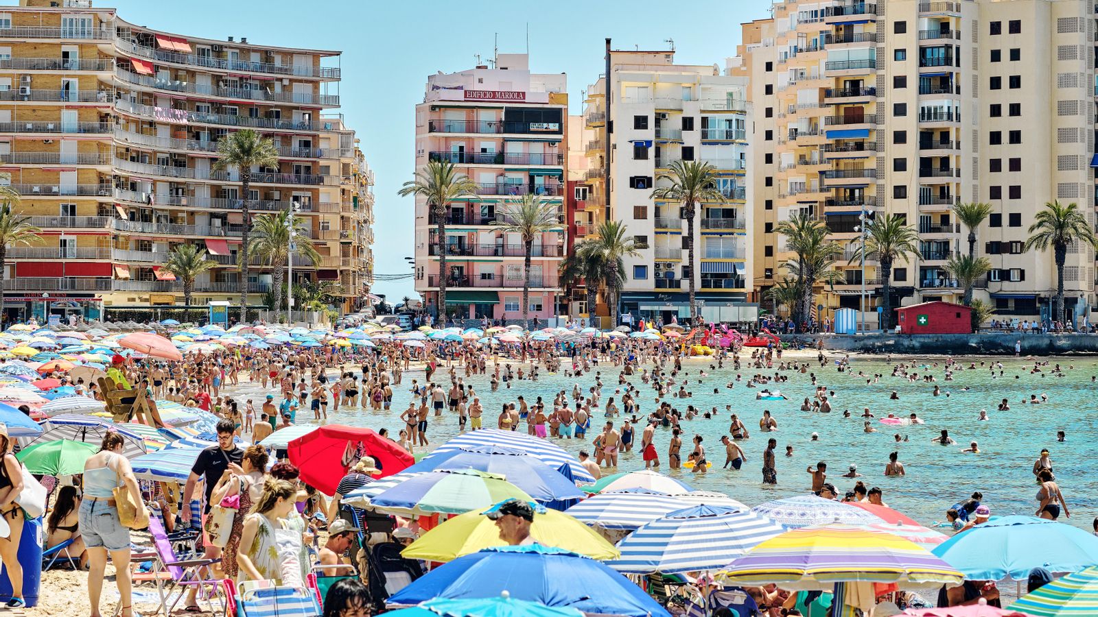 La platja del Cura de Torrevella, de gom a gom el passat mes de juny