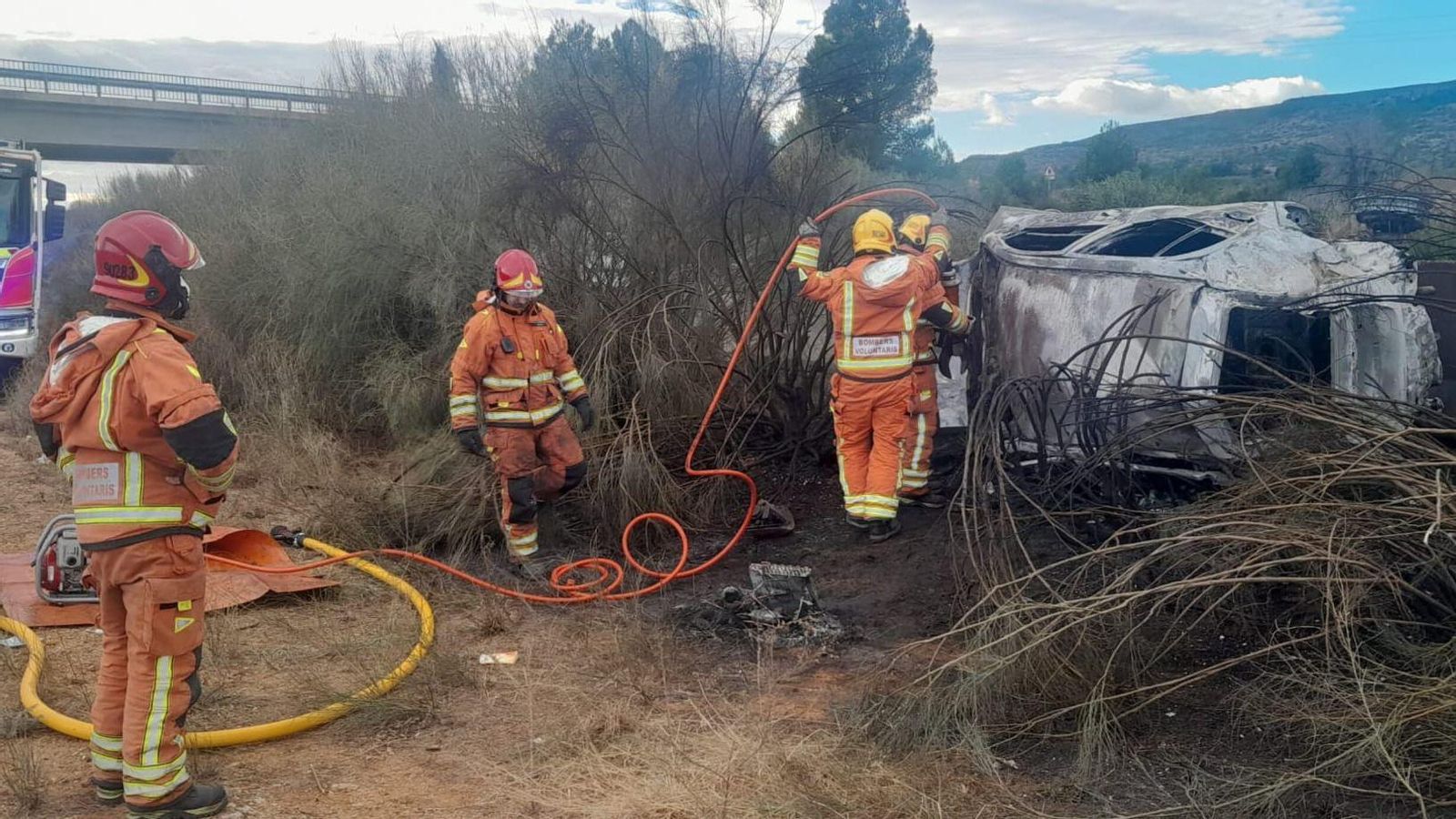 Bombers treballen en l'extinció del vehicle