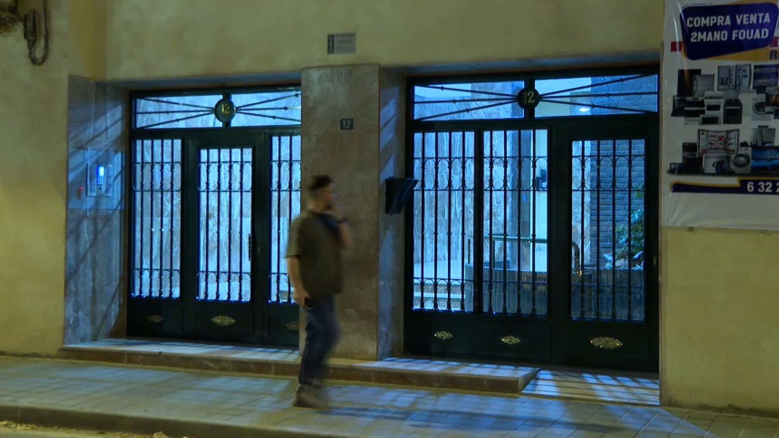 Edifici on vivia l'agent retirat i on la policia va trobar el cos sense vida de la víctima