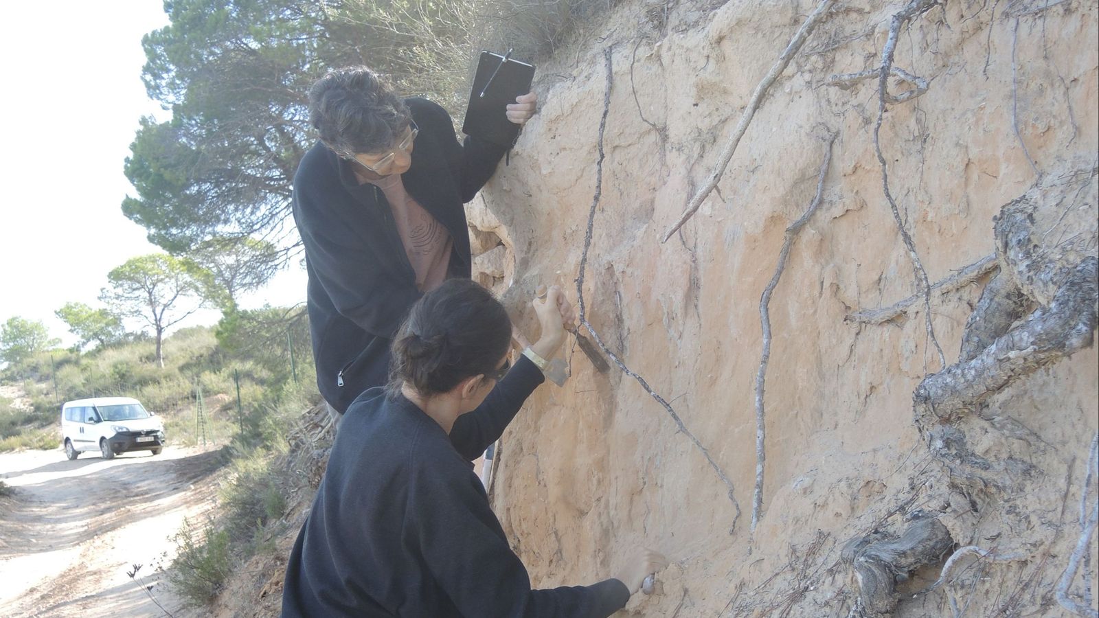 Rosa María Poch i Ana Polo-Díaz en la presa de mostres per a determinar l'origen de les dunes