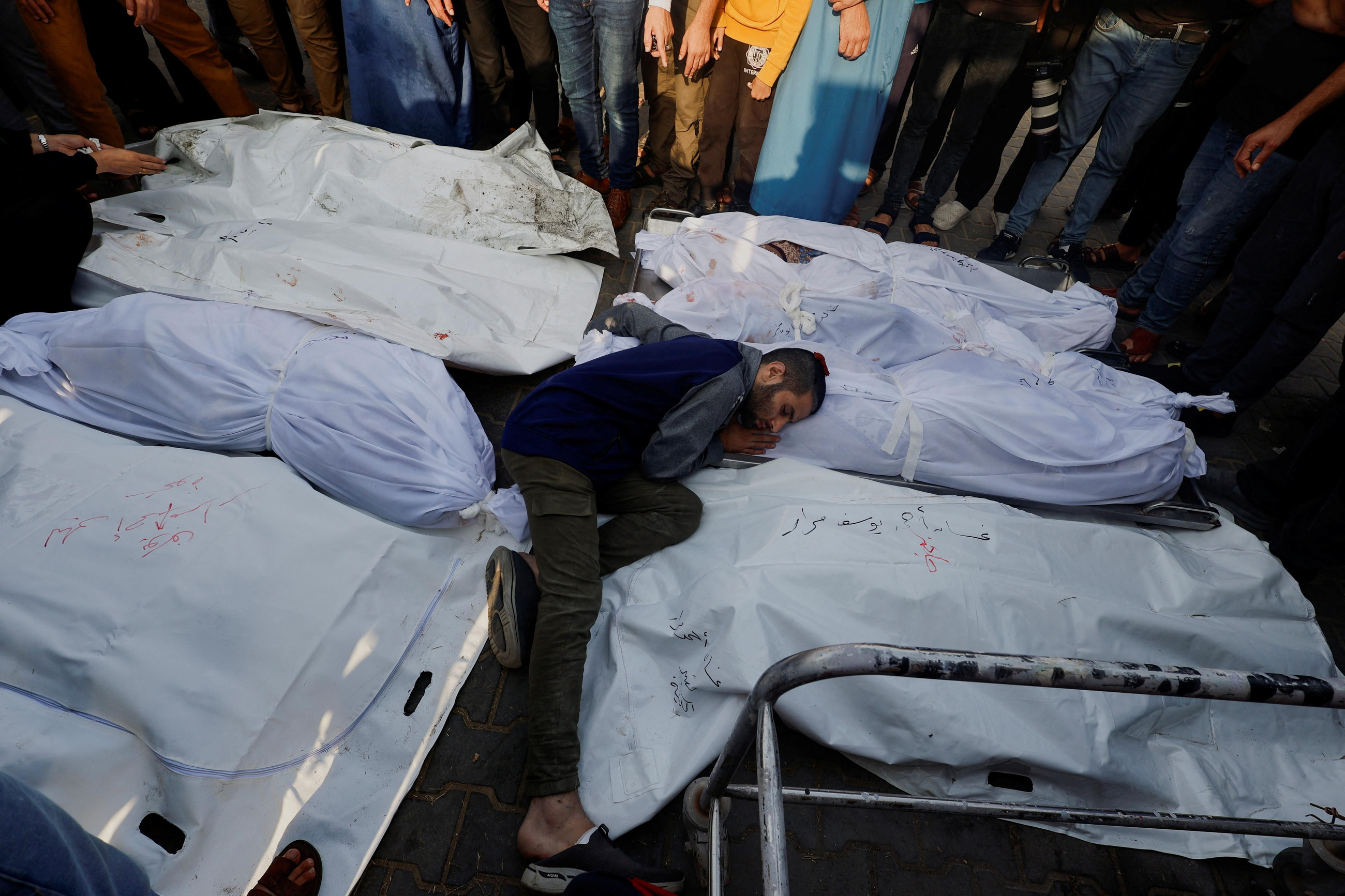 Un home plora la família en el funeral pels morts en un atac israelià a Khan Yunis, al sud de la Franja de Gaza Un home plora la família en el funeral pels morts en un atac israelià a Khan Younis, al sud de la Franja de Gaza