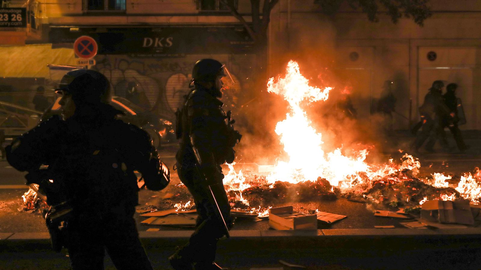 Aldarulls en París durant la compareixença de Macron