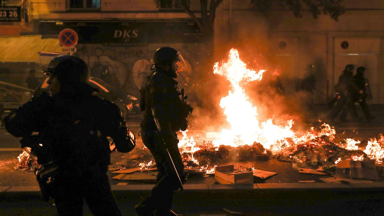 Aldarulls en París durant la compareixença de Macron