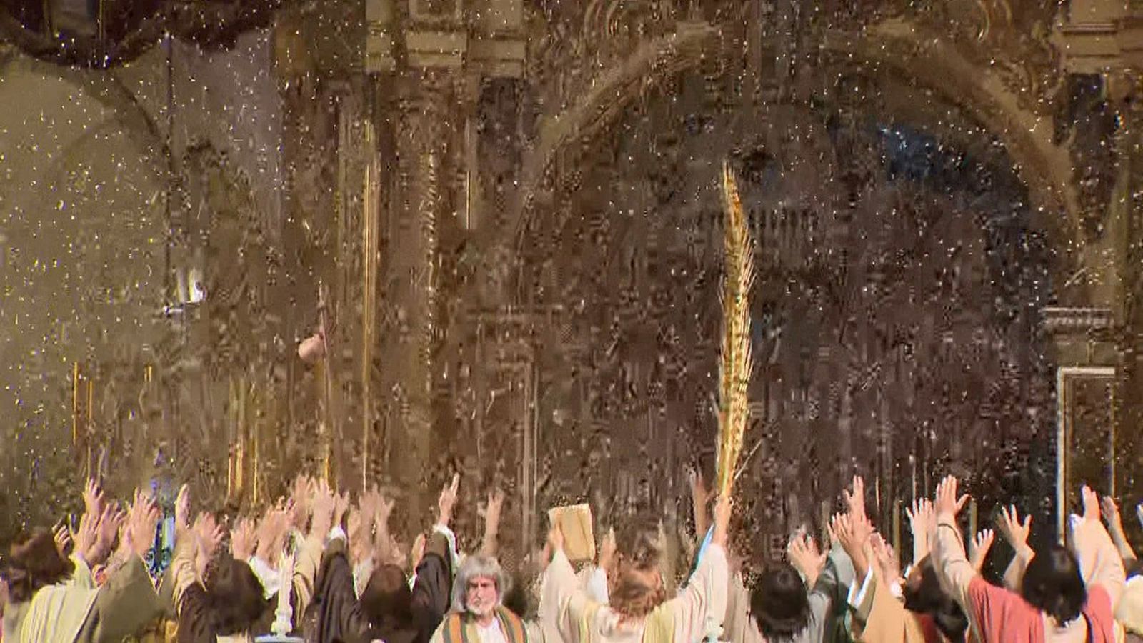 En el moment de la coronació es produïx la pluja d'oripells