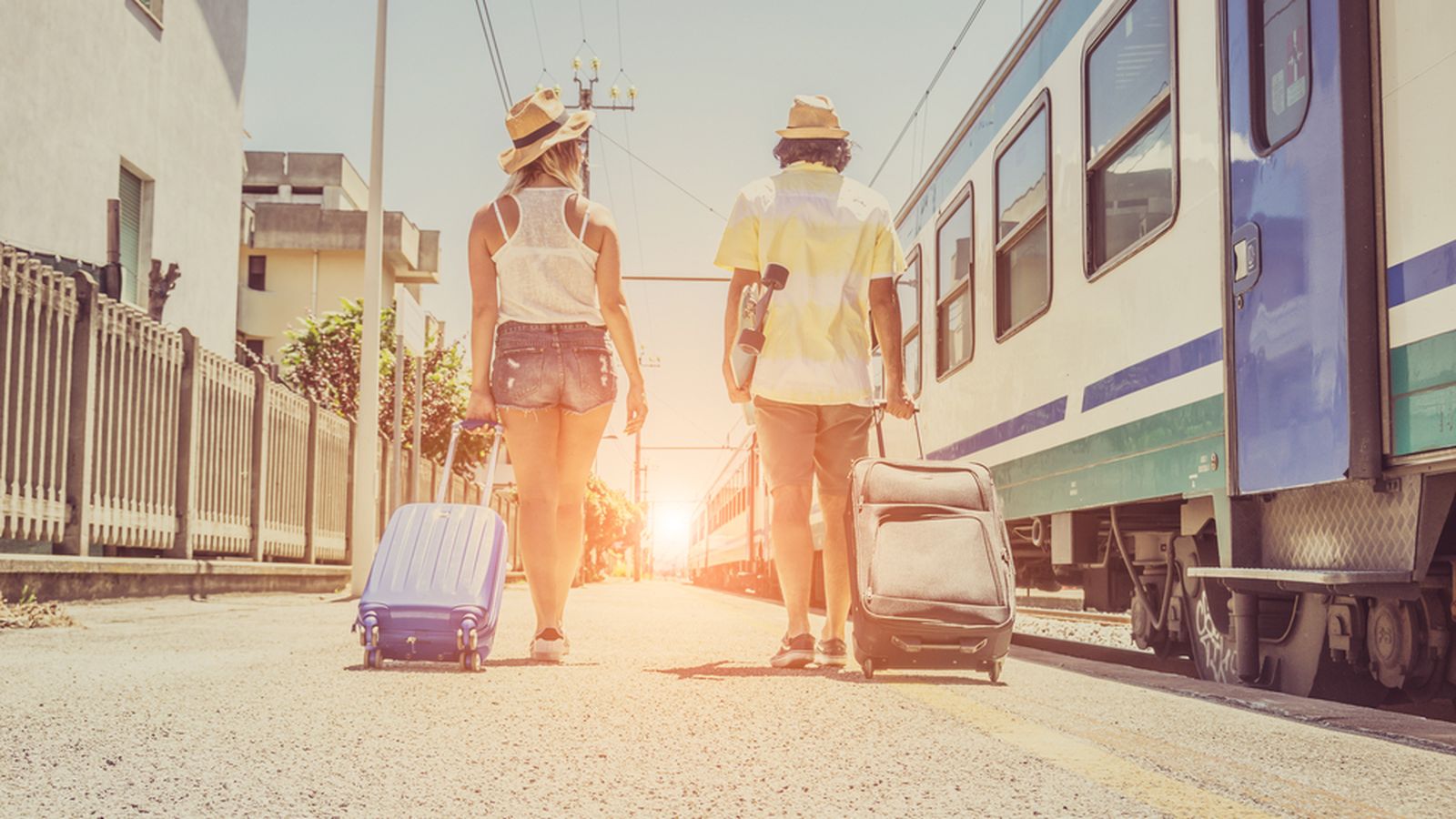 Imatge d'una parella de joves que viatgen en tren