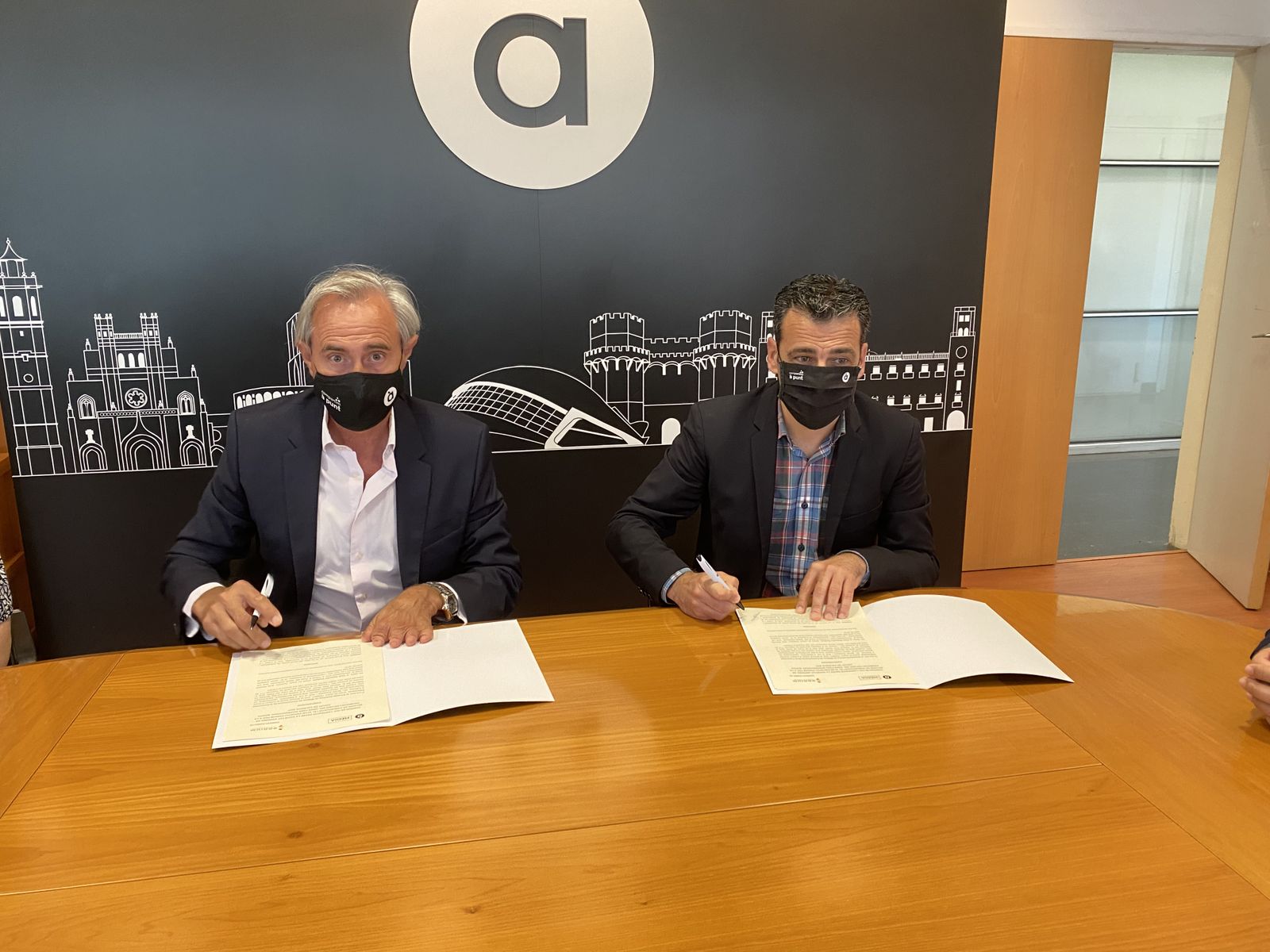 Javier Castellar, president del Club Esportiu Podium i Alfred Costa, director general d’À Punt.