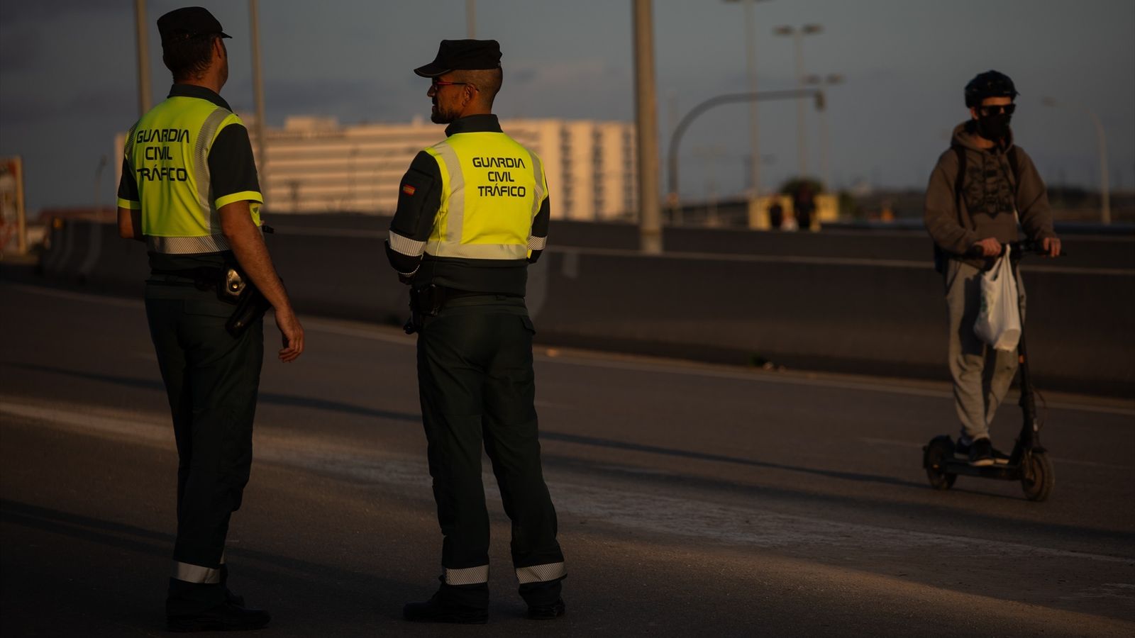 Imatge d'arxiu de dos agents de la Guàrdia Civil controlant el trànsit a València