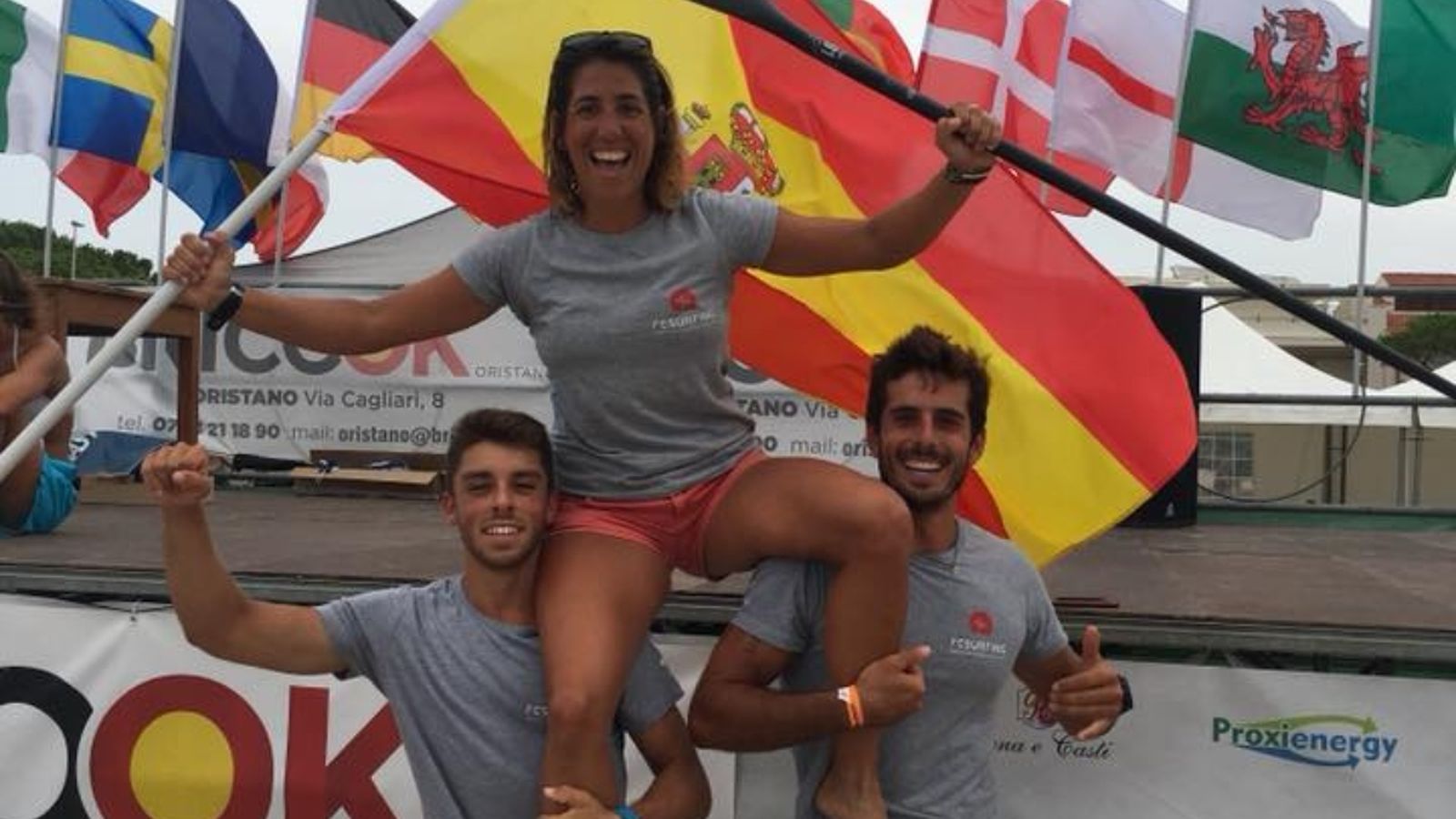 Rafa Sirvent (e) i Pablo Ania (d) amb la campiona d'Europa, la mallorquina Laura Quetglas.