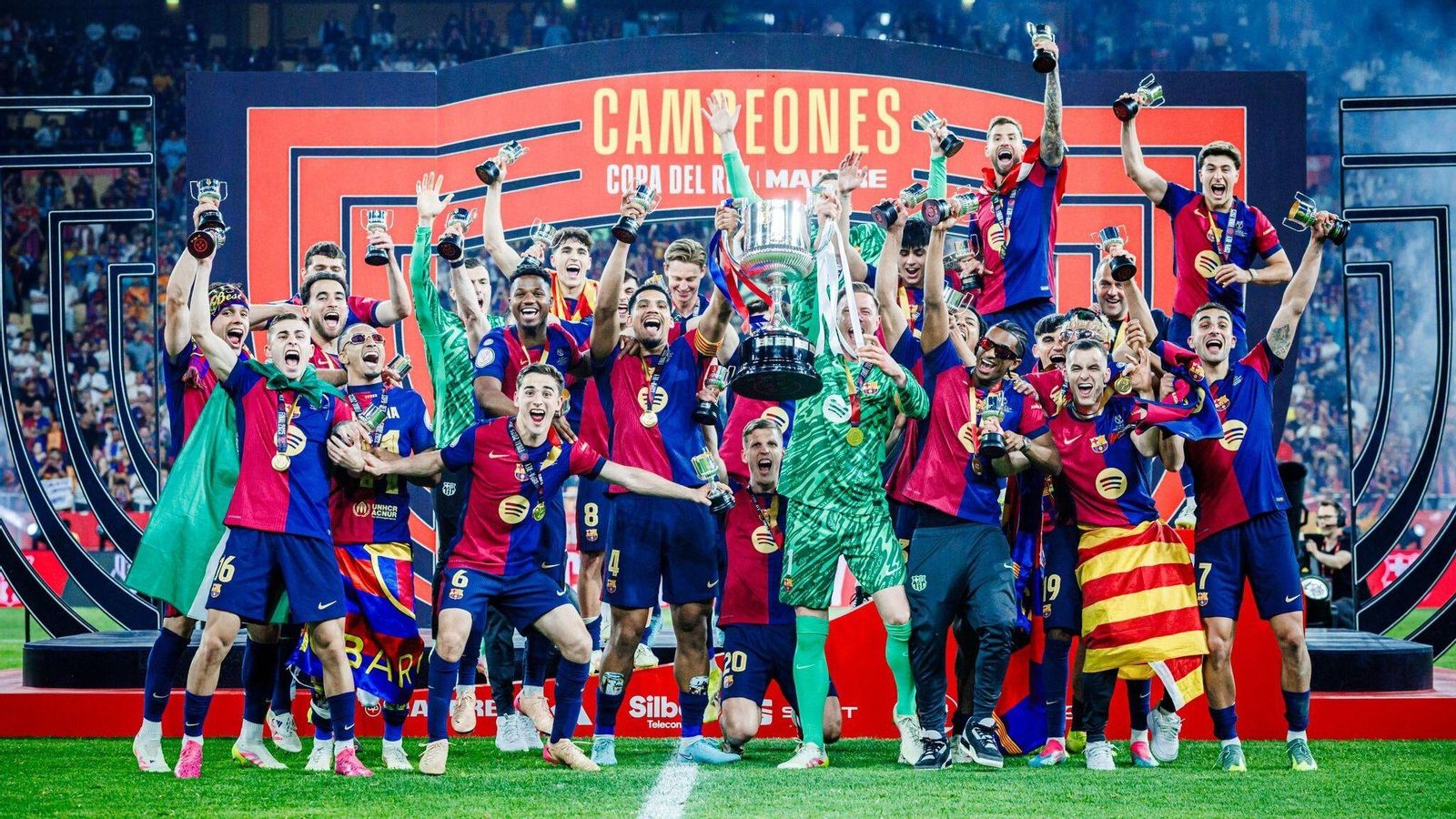 Els jugadors del Barça, amb el trofeu de campions