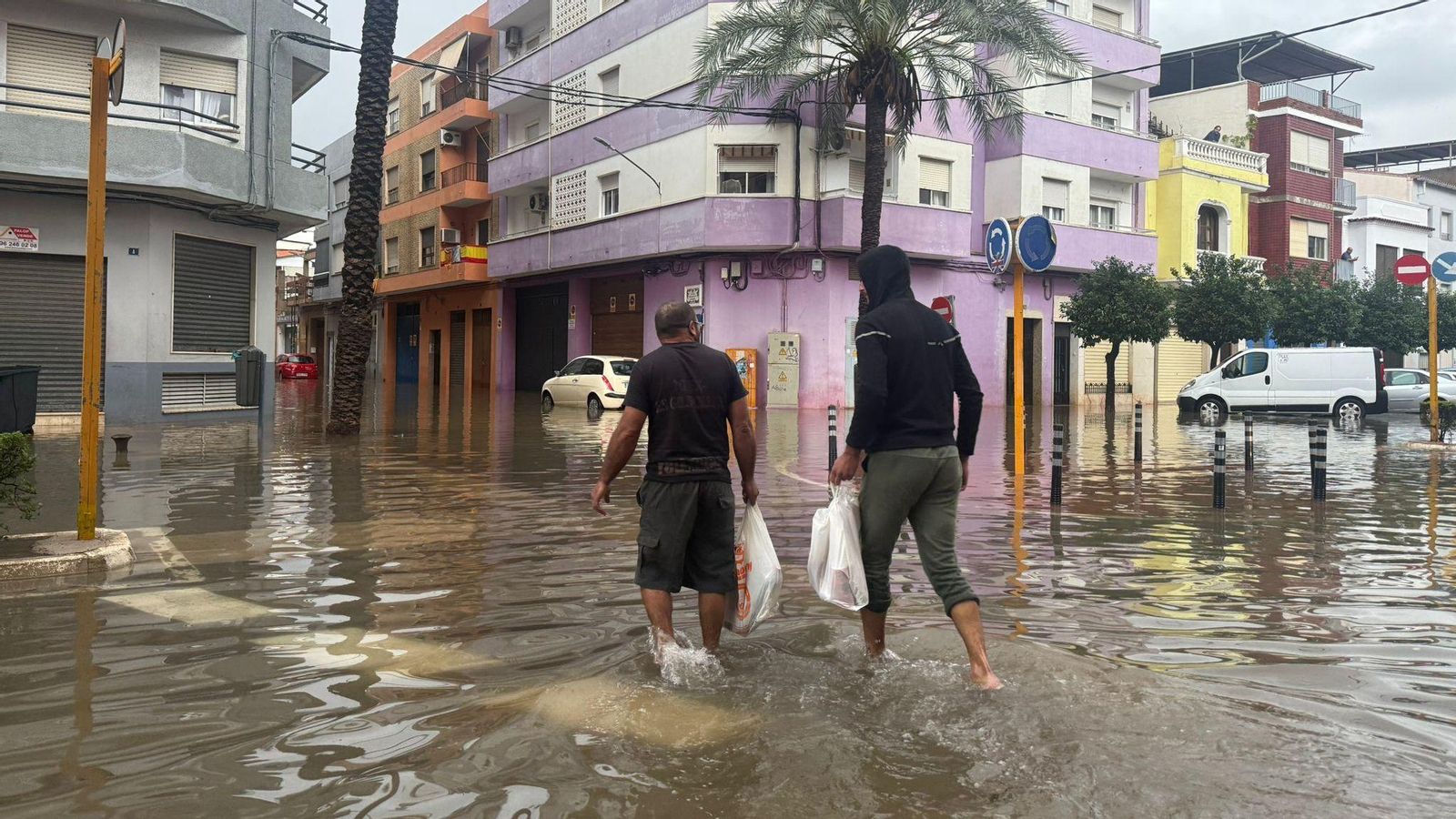 Els carrers de Carcaixent inundats en caure-hi setanta litres per metre quadrat en trenta minuts