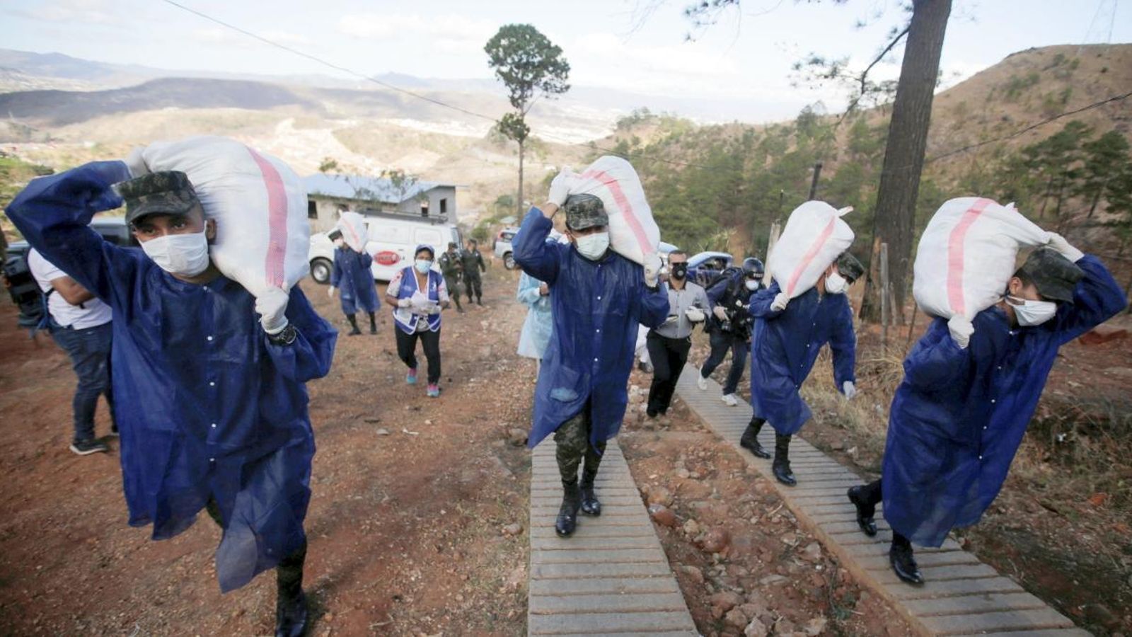Un grup de militars entrega aliments en una barriada de Tegucigalpa, a Hondures