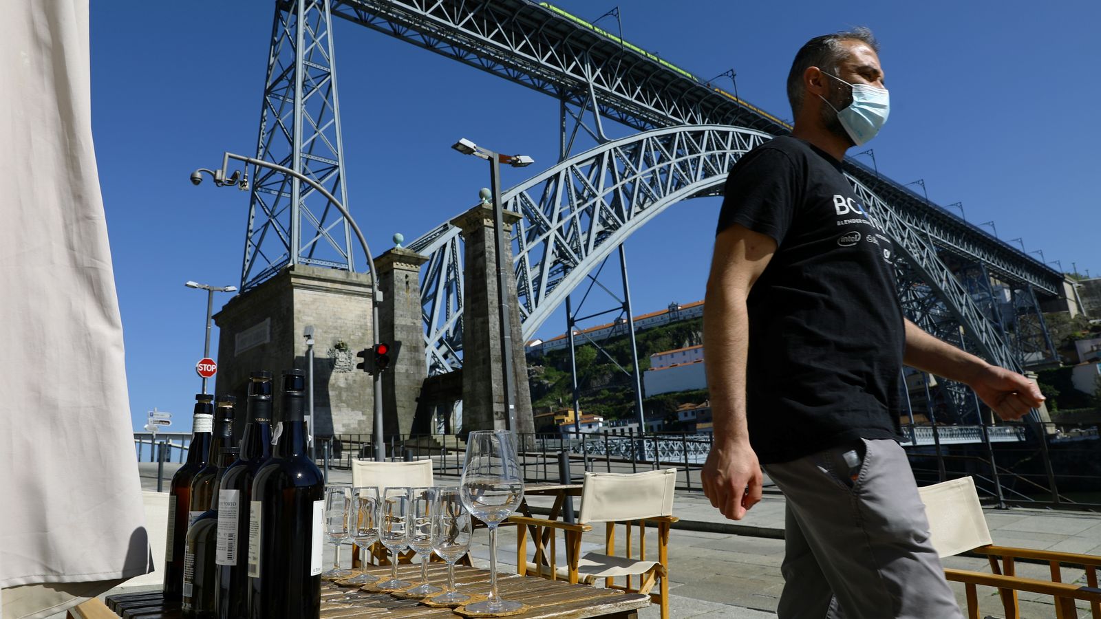 Un home passa per davant d'una terrassa a Porto (Portugal)